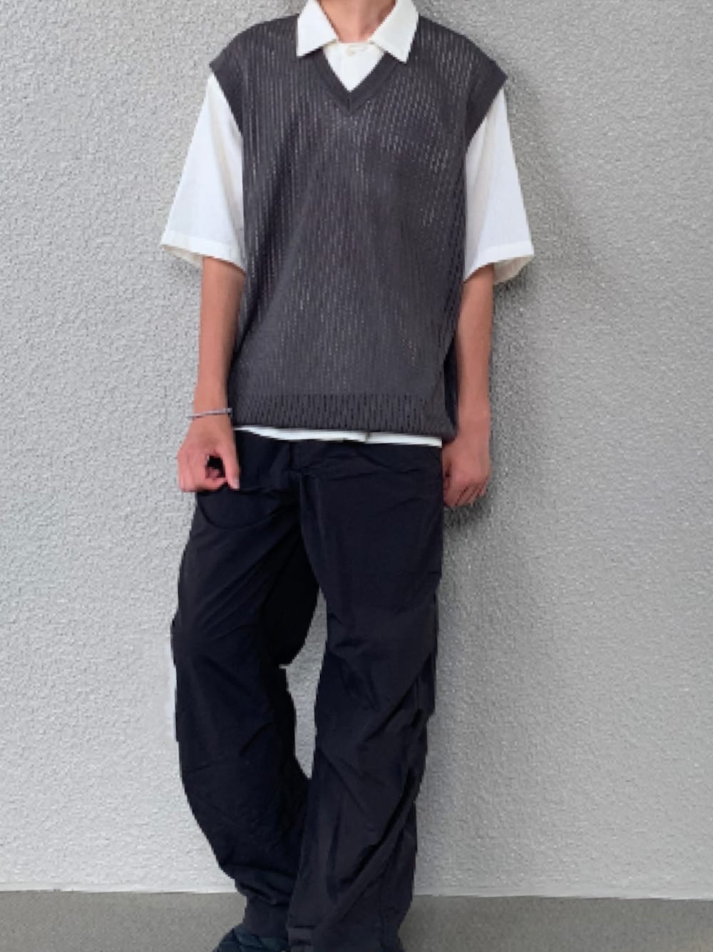「ベスト×シャツ、シンプルコーデ、きれいめカジュアル、UNIQLO、プチプラ、プチプラコーデ」｜「GUのアイテム（ベスト、グレー系）」を使った、zkさん（メンズ・168cm）の春コーディネートの1枚目の写真