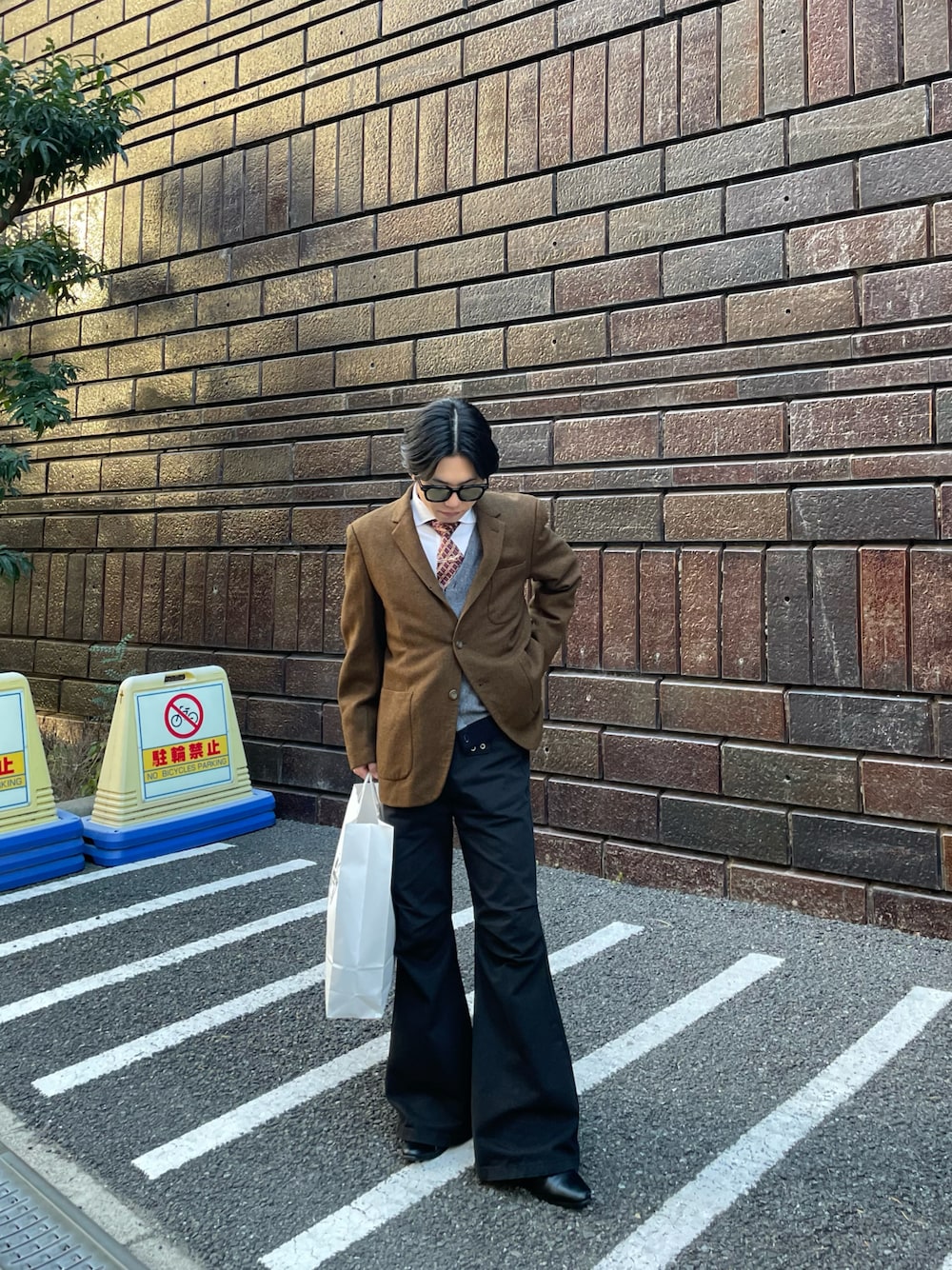 「ブラウン、古着MIX、フレアパンツ、韓国ブランド、ネクタイ、ネクタイコーデ、テーラードジャケット、オトナカジュアル、キレイめ、革靴、秋冬コーデ、メガネ男子、着ていきたい場所がある」｜「NIIER NORのA'GEM/9 × .kom 『NIIER NOR/ニア ノア』 LACE-UP BOOT CUT PANTS/レースアップ ブーツカットパンツ（デニムパンツ、ブラック系）」を使った、kazukiさん（メンズ・160cm）の秋コーディネートの1枚目の写真