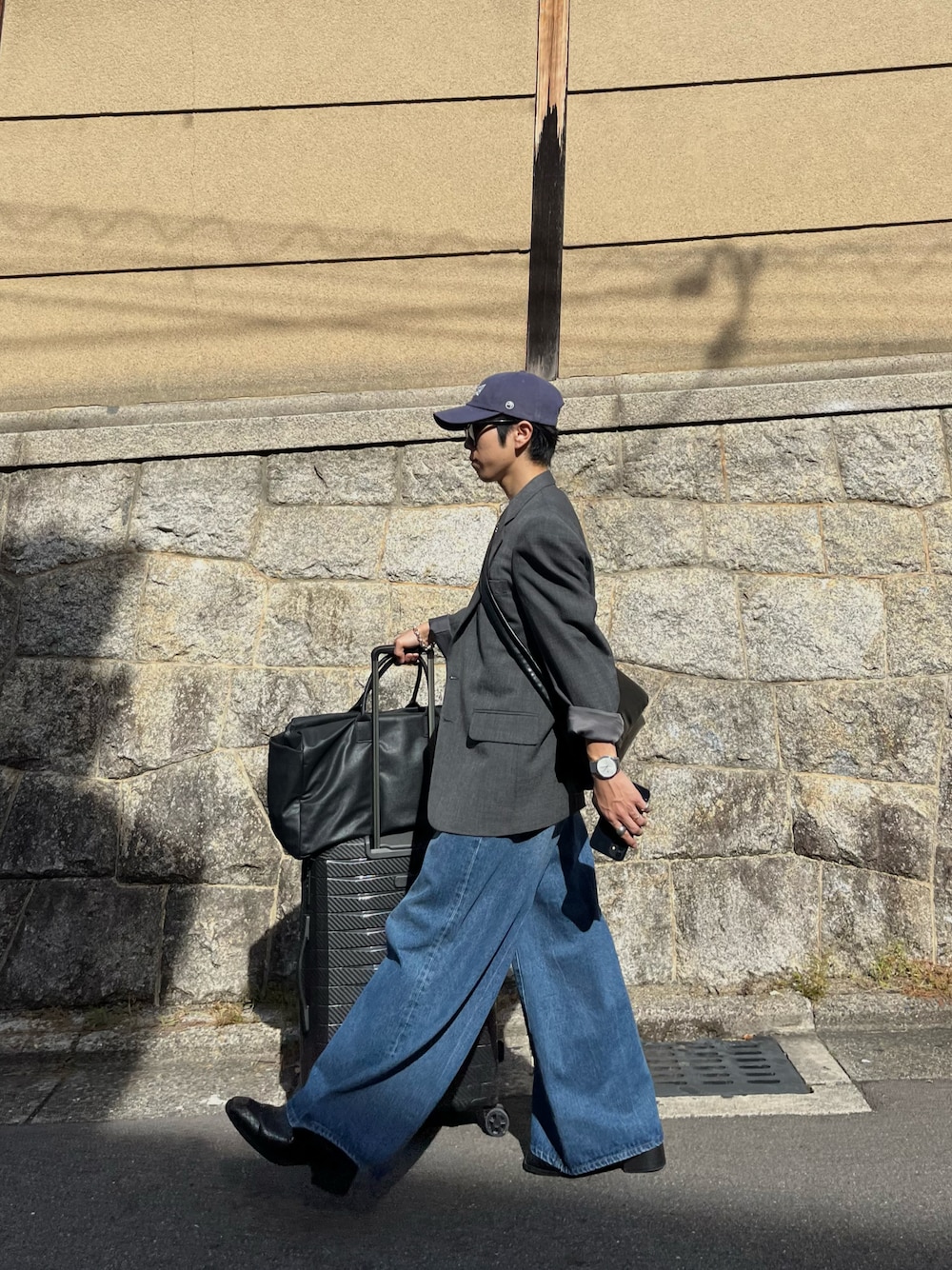 「おしゃ見えテクニック、おでかけコーデ、デニムパンツ、ジャケット、ジャケットスタイル、旅行、キャップ、バギーパンツ」｜「JOURNAL STANDARD relumeの《追加》ワイドデニム（デニムパンツ、ブルー系）」を使った、kazukiさん（メンズ・160cm）の秋コーディネートの1枚目の写真
