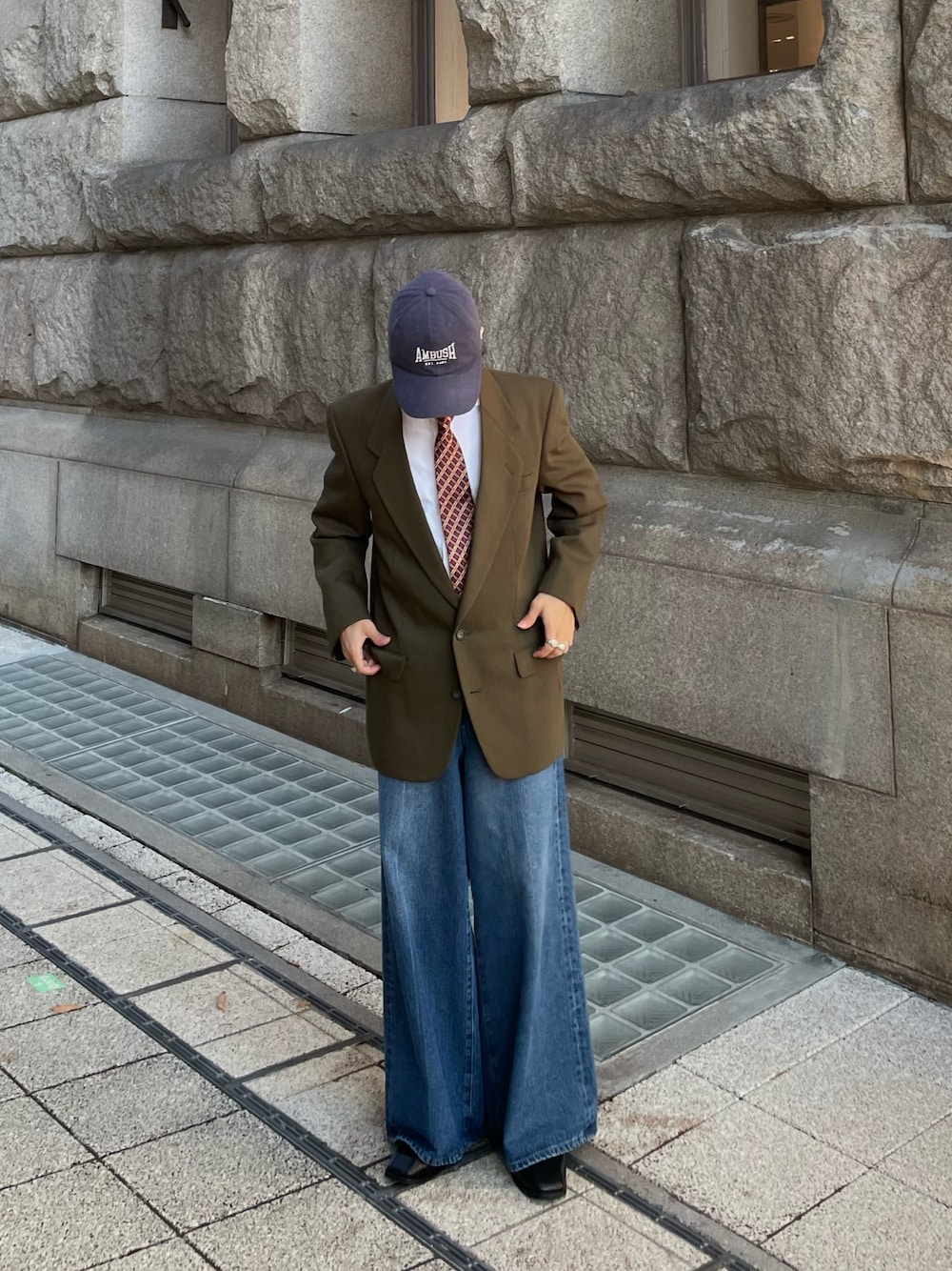 「テーラードジャケット、カーキ、キャップ、デニム、デニムパンツ、ヒール、ヒールブーツ、ネクタイ、ネクタイコーデ、秋コーデ、海外風コーデ」｜「JOURNAL STANDARD relumeの《追加》ワイドデニム（デニムパンツ、ブルー系）」を使った、kazukiさん（メンズ・160cm）の秋コーディネートの1枚目の写真