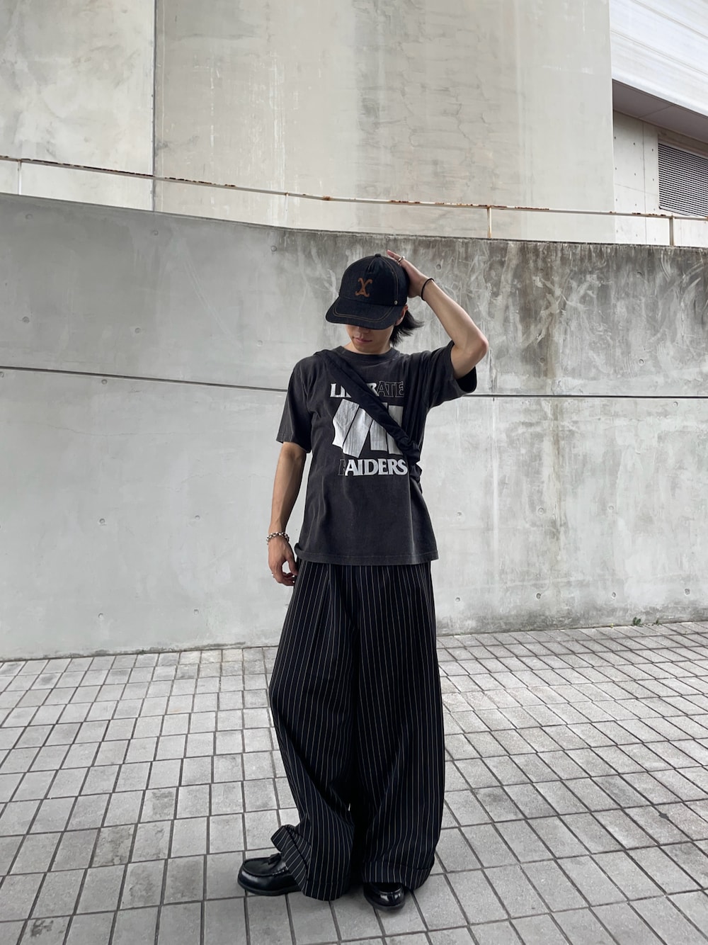 「夏コーデ、メンズコーデ、ローファー、スラックス、古着、オールブラック、夏ファッション」｜「MandO（Auntie Rosa）の【MandO】ストライプ&無地バギースラックス/ロールアップワイドパンツ（スラックス、ブラック系）」を使った、kazukiさん（メンズ・160cm）の夏コーディネートの1枚目の写真