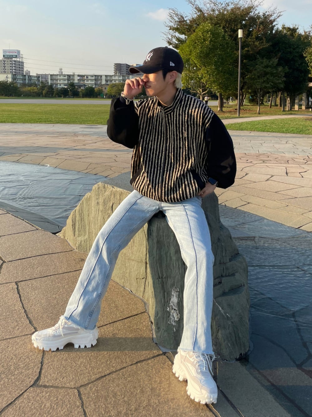 「スニーカー、デニム、キャップ、ストリート、デニムパンツ、古着MIX、シンプルコーデ、韓国ファッション」｜「WESTBOYの【WB ORIGINALS】【2021SS】 Mesh PU Leather Lace-Up Tank Sole Shoes WO21S303SH（スニーカー、ホワイト系）」を使った、kazukiさん（メンズ・160cm）の秋コーディネートの1枚目の写真