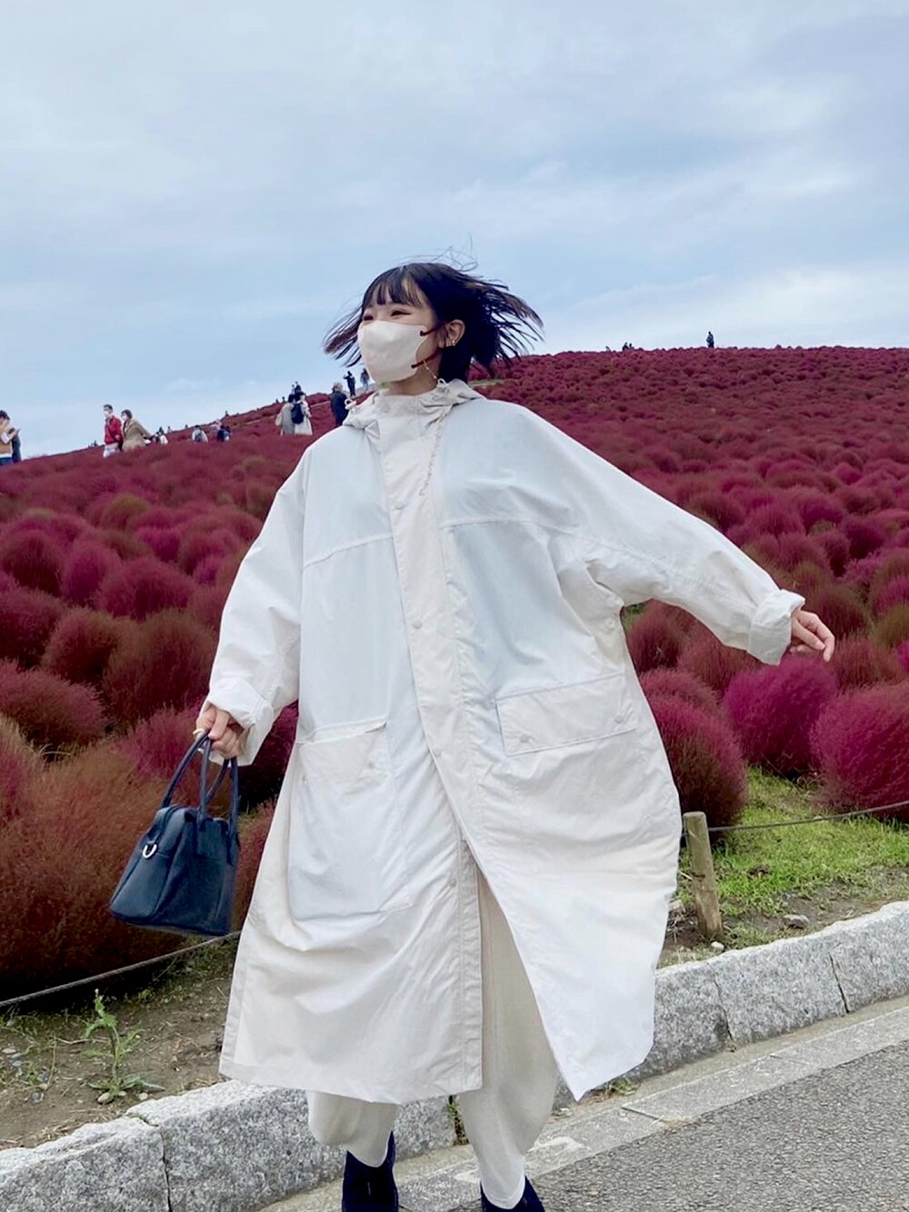 「UNIQLO、UNIQLO U、ユニクロコーデ、ホワイトコーデ、シンプルコーデ、ミニバッグ、雨の日コーデ、秋、休日コーデ、ブーツ、スウェットパンツ、clarks、デザートブーツ、キレイめコーデ、BONLECILL」｜「BONLECILLのアイテム（ハンドバッグ、ブラック系）」を使った、mo.さん（レディース・162cm）の秋コーディネートの1枚目の写真