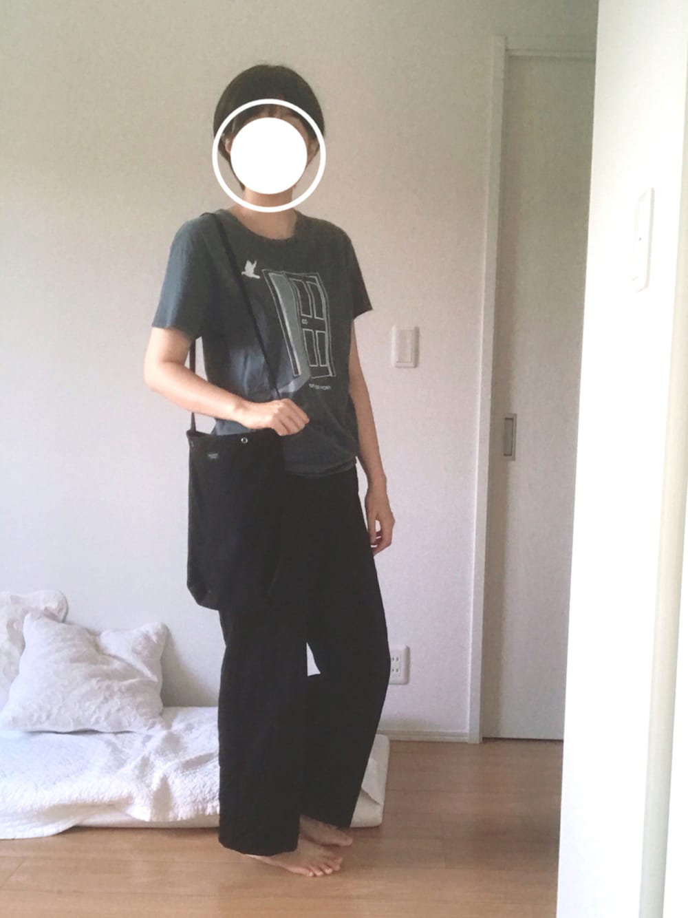 「シンプル、大人カジュアル、ミニマリスト」｜「ライブTシャツ(FROM CRESCENT)のアイテム（Tシャツ/カットソー、ブルー系）」を使った、minimalist  yoneさん（レディース・163cm）の秋コーディネートの1枚目の写真