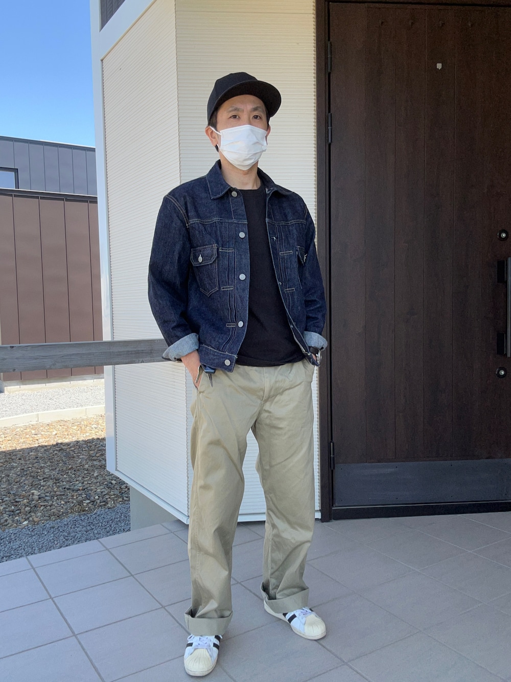 「シンプルコーデ、大人コーデ、カジュアル、アメカジ、ジージャン、休日スタイル、デニムジャケット、デニム」｜「NEW ERAのNEW ERA(ニューエラ) / 9FIFTY FLAT BILL スナップバックキャップ/無地/プレーン/ユニセックス（キャップ、ブラック系）」を使った、ユッキさん（メンズ・170cm）の春コーディネートの1枚目の写真