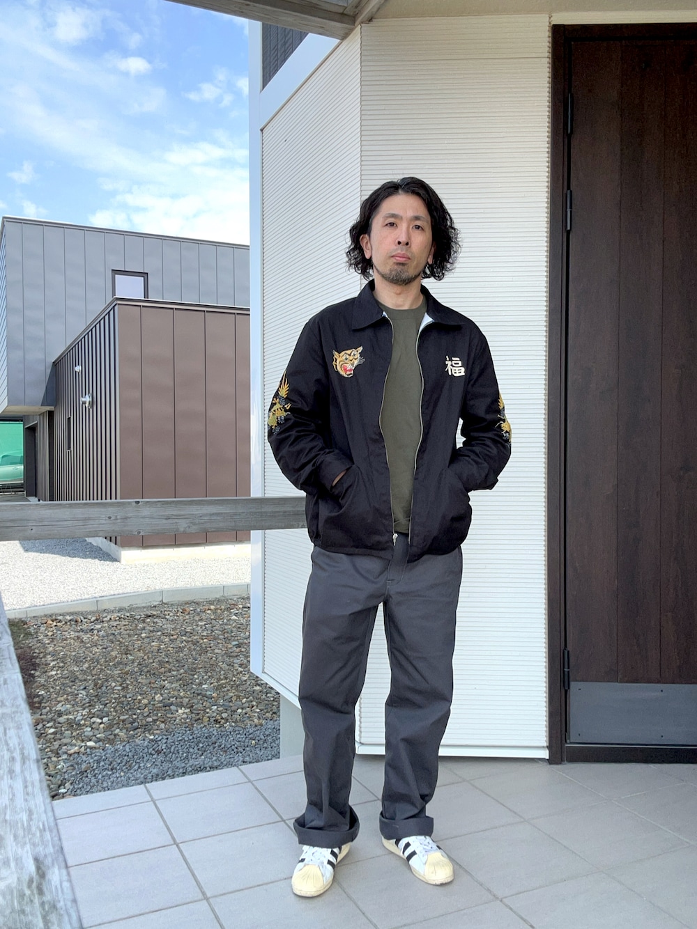 「カジュアルコーデ、ベトジャン、アメカジ、アメカジコーデ、チノパン、スニーカー、スニーカーコーデ」｜「TAILOR TOYOのアイテム（その他アウター、ブラック系）」を使った、ユッキさん（メンズ・170cm）の春コーディネートの1枚目の写真