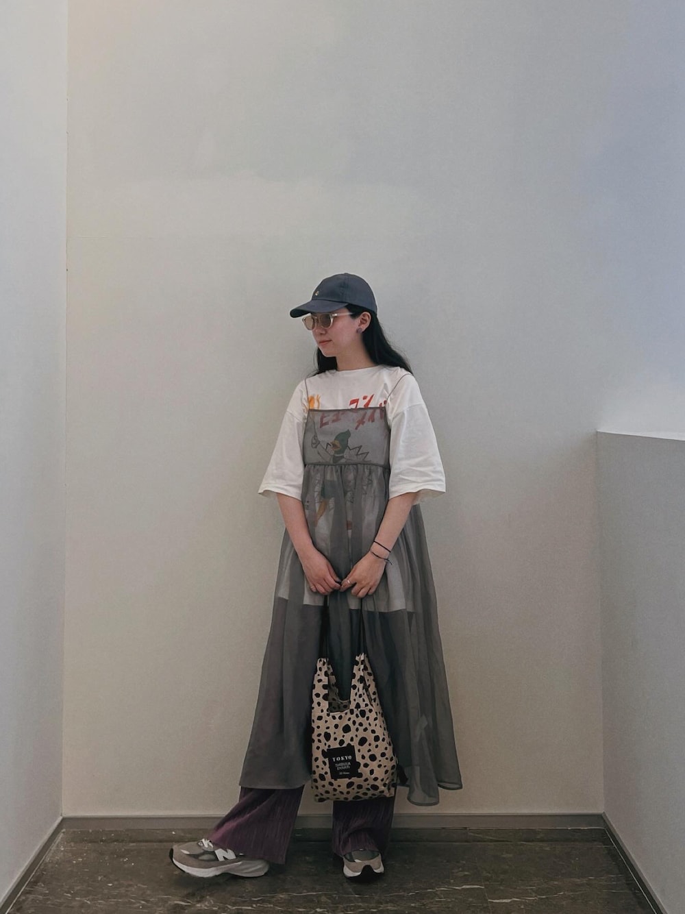 「春のNewスタイル、カジュアルコーデ、春ファッション、大人カジュアル、レイヤードスタイル、シンプルコーデ、春夏コーデ」｜「LOWRYS FARMのオーガンジーキャミワンピース　966933（ワンピース、グレー系）」を使った、Zoey 池👾さん（レディース・163cm）の春コーディネートの1枚目の写真