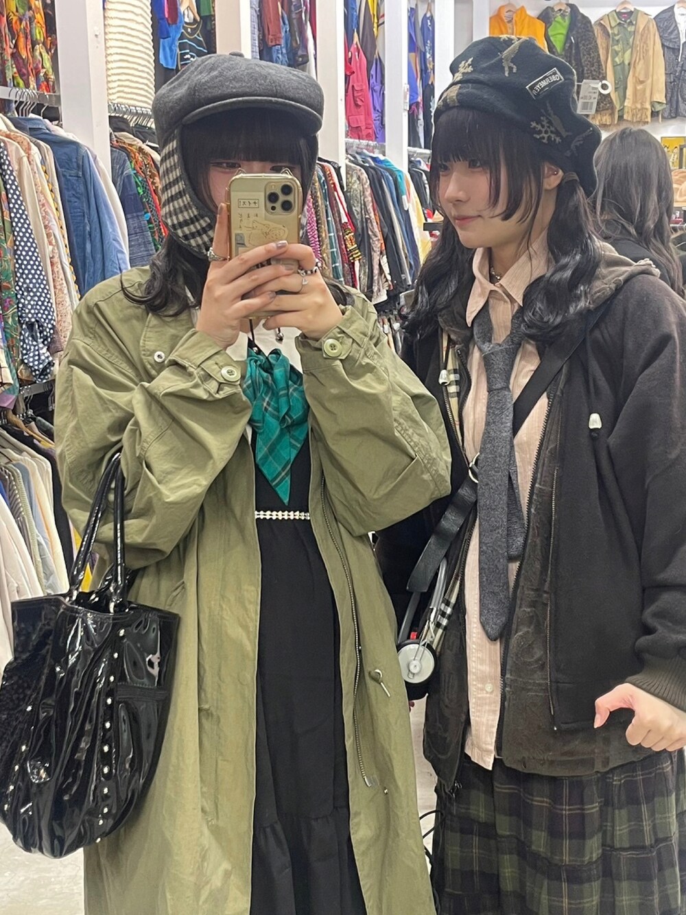 「デートコーデ、古着MIX、古着、古着女子、ベレー帽、ネクタイ、ゆるコーデ、レイヤードスタイル、チェック、チェックスカート、シャツスタイル、シャツ」｜「kinjiでちゃんと買ったよのアイテム（ハンチング/ベレー帽、ブラック系）」を使った、こさん（レディース・158cm）の冬コーディネートの1枚目の写真