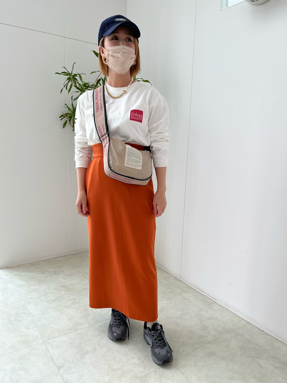 「オトナカジュアル、リラックススタイル、キャップ、ショルダーバッグ、白Tシャツ、スニーカー、シアタープロダクツ(THEATRE PRODUCTS)、L.L Bean、オレンジ」｜「FREAK'S STOREのTHEATRE PRODUCTS × FREAK'S STORE/シアタープロダクツ　別注ジャガードテープショルダーバッグ（ショルダーバッグ、ベージュ系）」を使った、yukipiさん（レディース・153cm）の春コーディネートの1枚目の写真