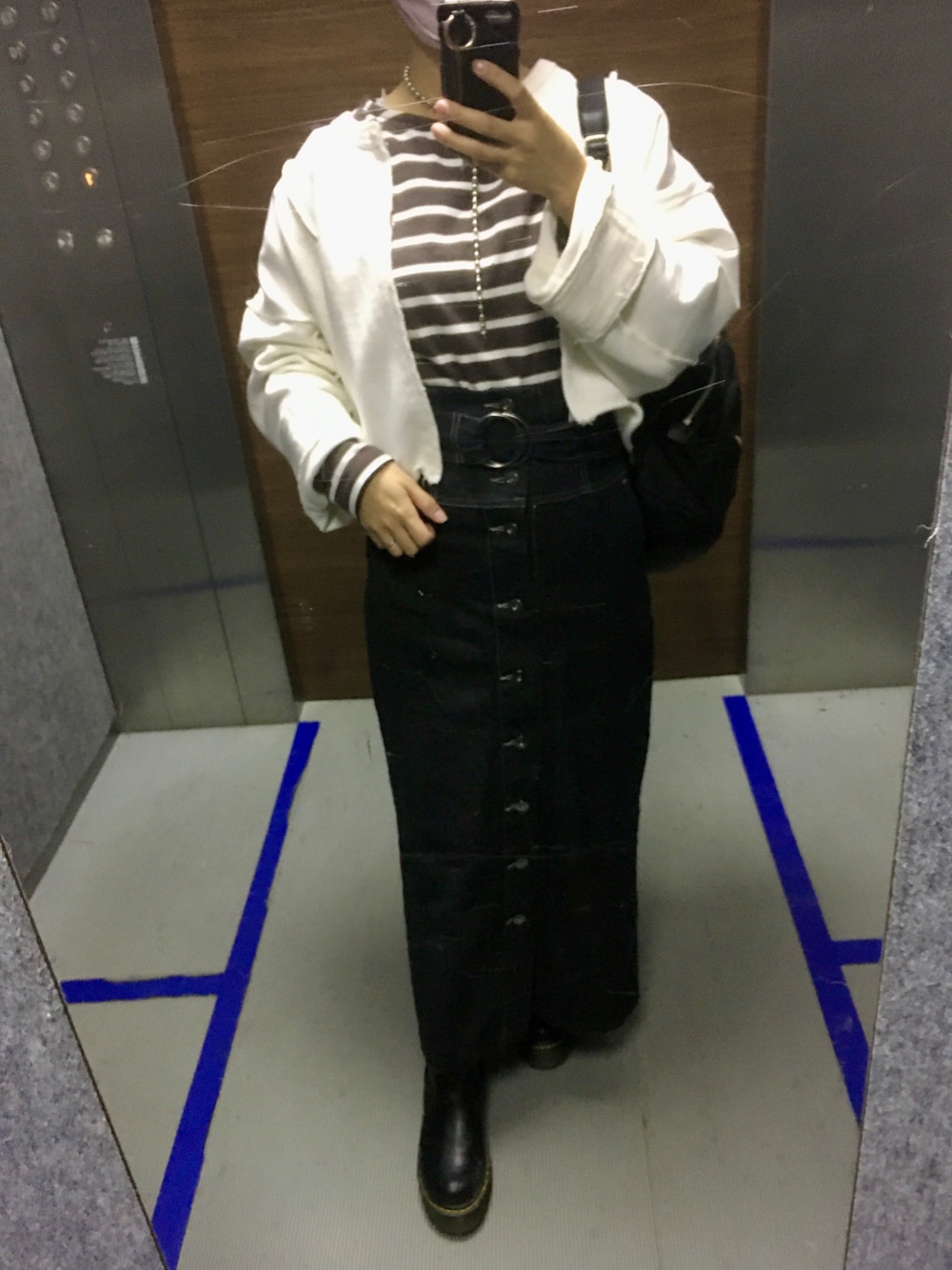 「ボーダー、ショートブーツ、ロングスカート、プチプラ、秋服、デニムコーデ、厚底ブーツ、低身長コーデ、秋冬コーデ、おしゃれさんと繋がりたい、ブラウン×ホワイト、ブラウン×ブラック、レイヤードスタイル」｜「KOBE LETTUCEのボーダー・無地コットン100％長袖ベーシックバスクシャツ（Tシャツ/カットソー、ブラウン系）」を使った、yukipiさん（レディース・153cm）の秋コーディネートの1枚目の写真