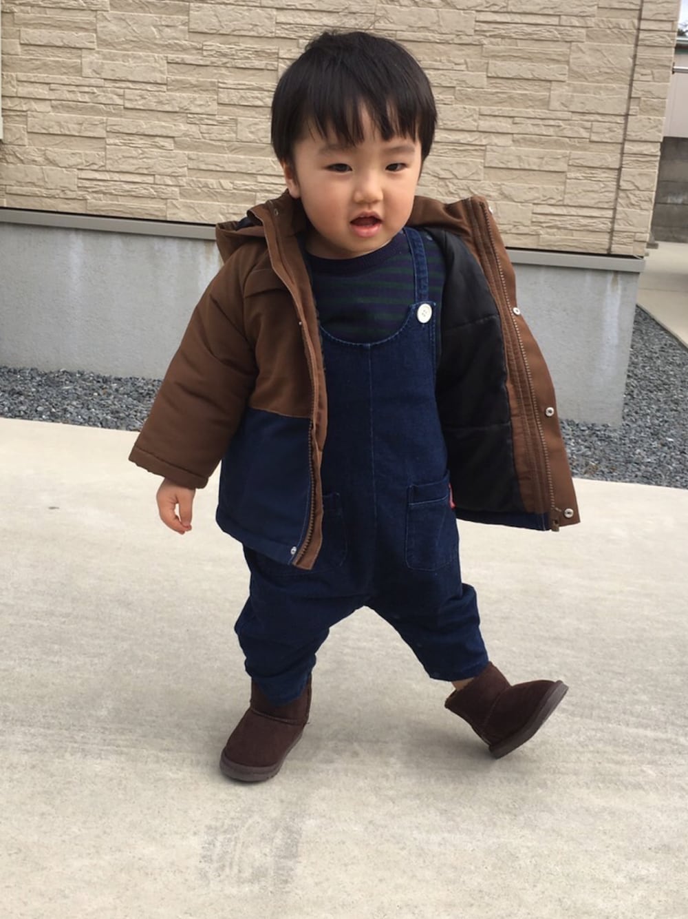 「ベビーコーデ、秋冬コーデ、男の子コーデ、ブーツ、ブラウンコーデ、オーバーオール、むすこーで、1歳11ヶ月、男の子、ボーダートップス、ボーダー」｜「MAKE YOUR DAYのベビーカットソーショートオール（ロンパース、ブルー系）」を使った、yukipiさん（キッズ・80cm）の冬コーディネートの1枚目の写真