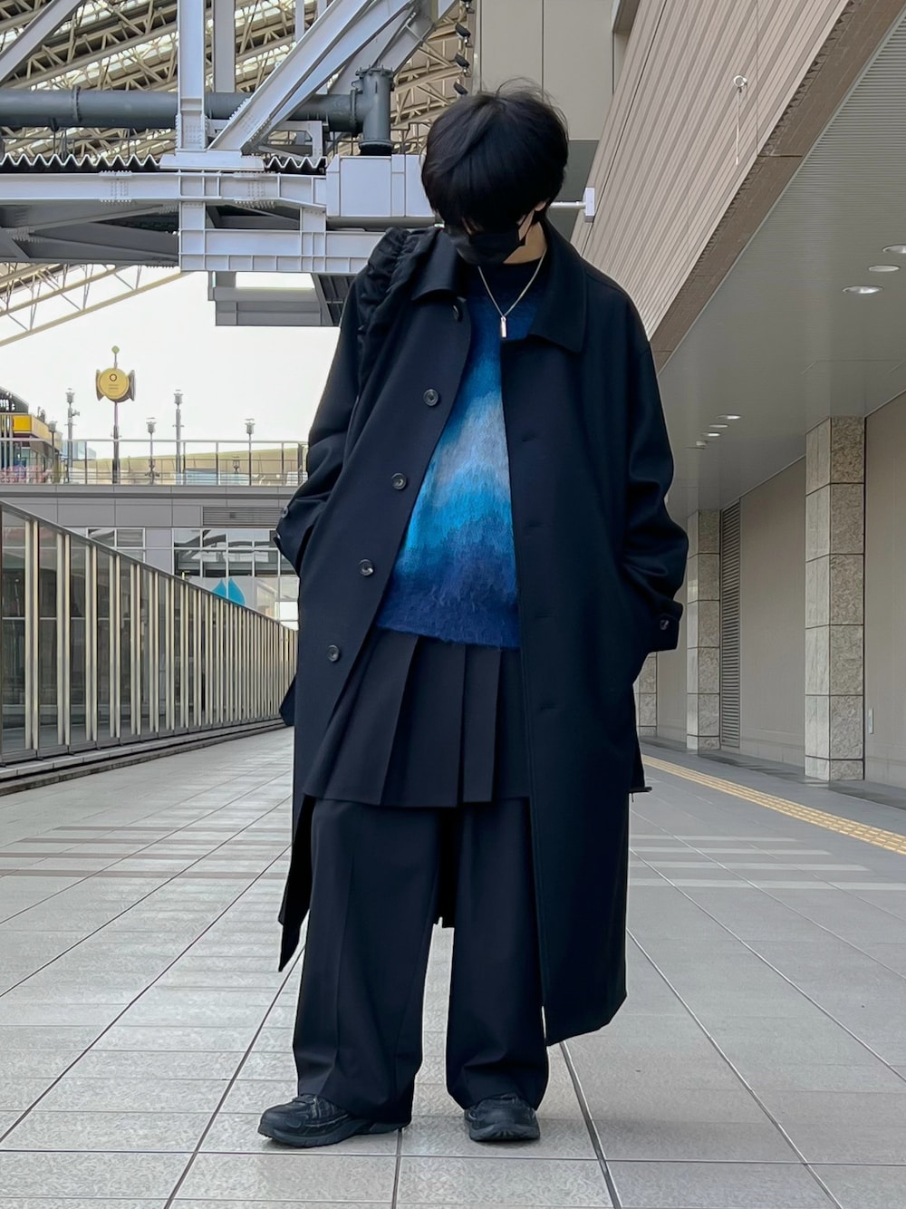 「お出かけコーデ、休日コーデ、冬コーデ、レイヤードスタイル、ootd、モード、シンプル、ブラック、コート、ニット、スラックス、ワイドパンツ、スカート、ショルダーバッグ、スニーカー」｜「steinのOversized Investigated Coat（ステンカラーコート、ブラック系）」を使った、yuya さん（メンズ・168cm）の冬コーディネートの1枚目の写真