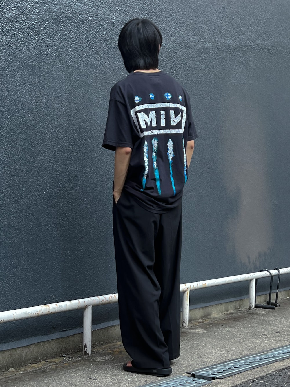 「夏コーデ、大人コーデ、Tシャツ、休日スタイル、ラフ、カジュアル、ビッグシルエット、オーバーサイズ、スラックス、サンダル、シンプルコーデ、シンプル、ブラック、ブラックコーデ、モノトーンコーデ」｜「MINUSのBootleg Tee(SHINE)（Tシャツ/カットソー、ブラック系）」を使った、yuya さん（メンズ・168cm）の秋コーディネートの1枚目の写真