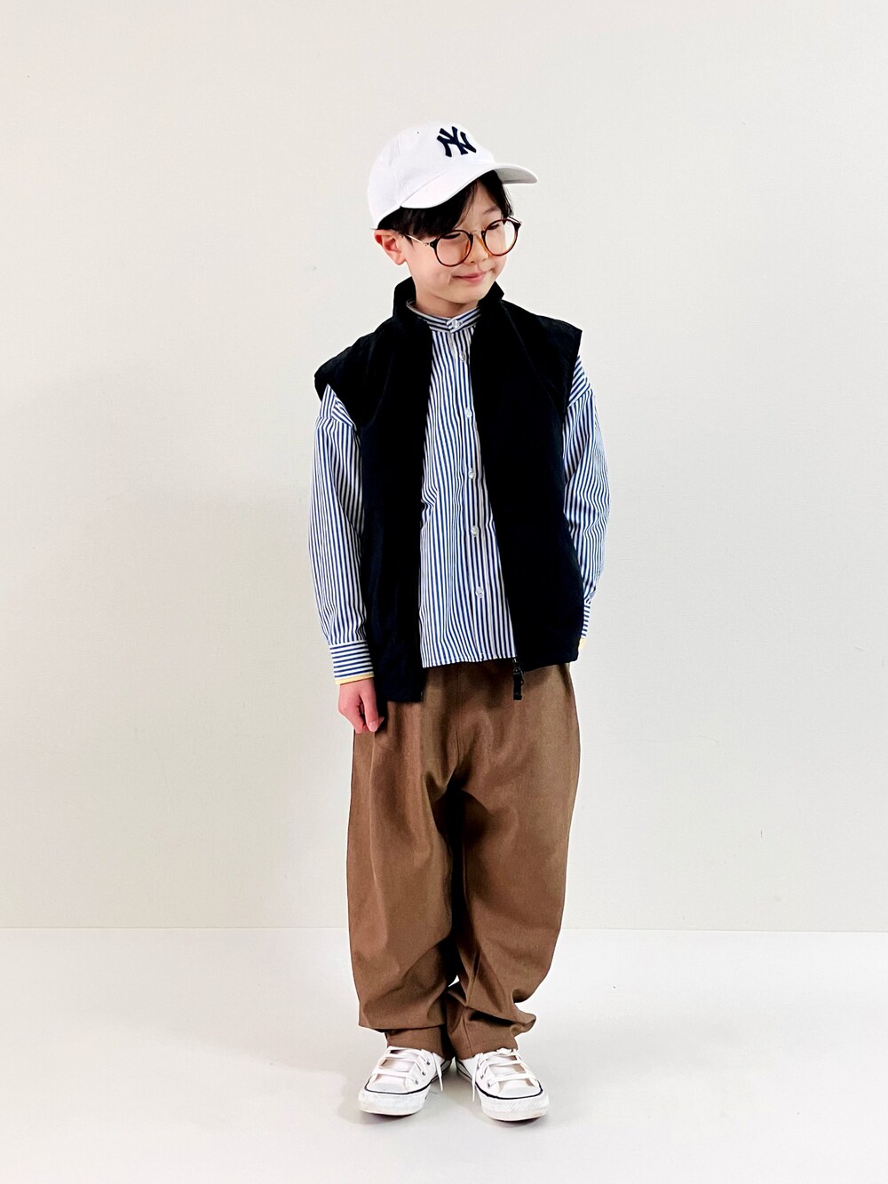 「ブラウン、春コーデ、ベスト、ベスト×シャツ、ベストコーデ、シャツスタイル、ワイドパンツ、キャップ」｜「NEW ERAの【NEW ERA / ニューエラ】New York Yankees・ニューヨーク ヤンキース チームロゴ刺繍キャップ（キャップ、ホワイト系）」を使った、syun★さん（キッズ・136cm）の冬コーディネートの1枚目の写真