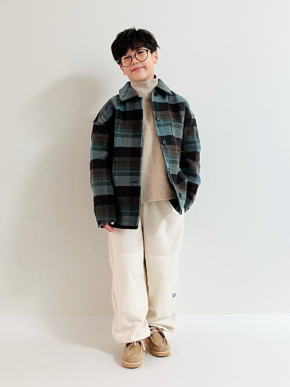 「最近のいい感じコーデ、タートルネック、フリースパンツ、ブーツ、モカシン、チロリアンシューズ、冬アウター、お出かけコーデ、めがね、ワントーン、きれいめカジュアル」｜「UNIQLOのアイテム（ブルゾン、グリーン系）」を使った、syun★さん（キッズ・140cm）の秋コーディネートの1枚目の写真