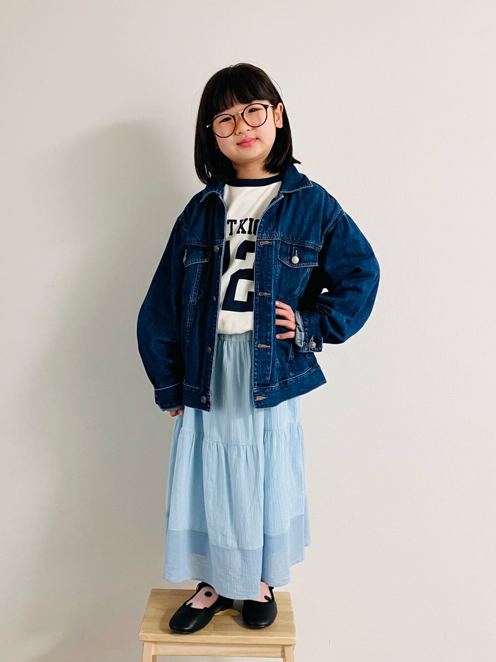 「春コーデ、デニムジャケット、ワンピース、シューズ、めがね、シアーソックス、春めき満開コーデ、淡色コーデ」｜「UNIQLOのアイテム（デニムジャケット、ブルー系）」を使った、syun★さん（キッズ・141cm）の春コーディネートの1枚目の写真