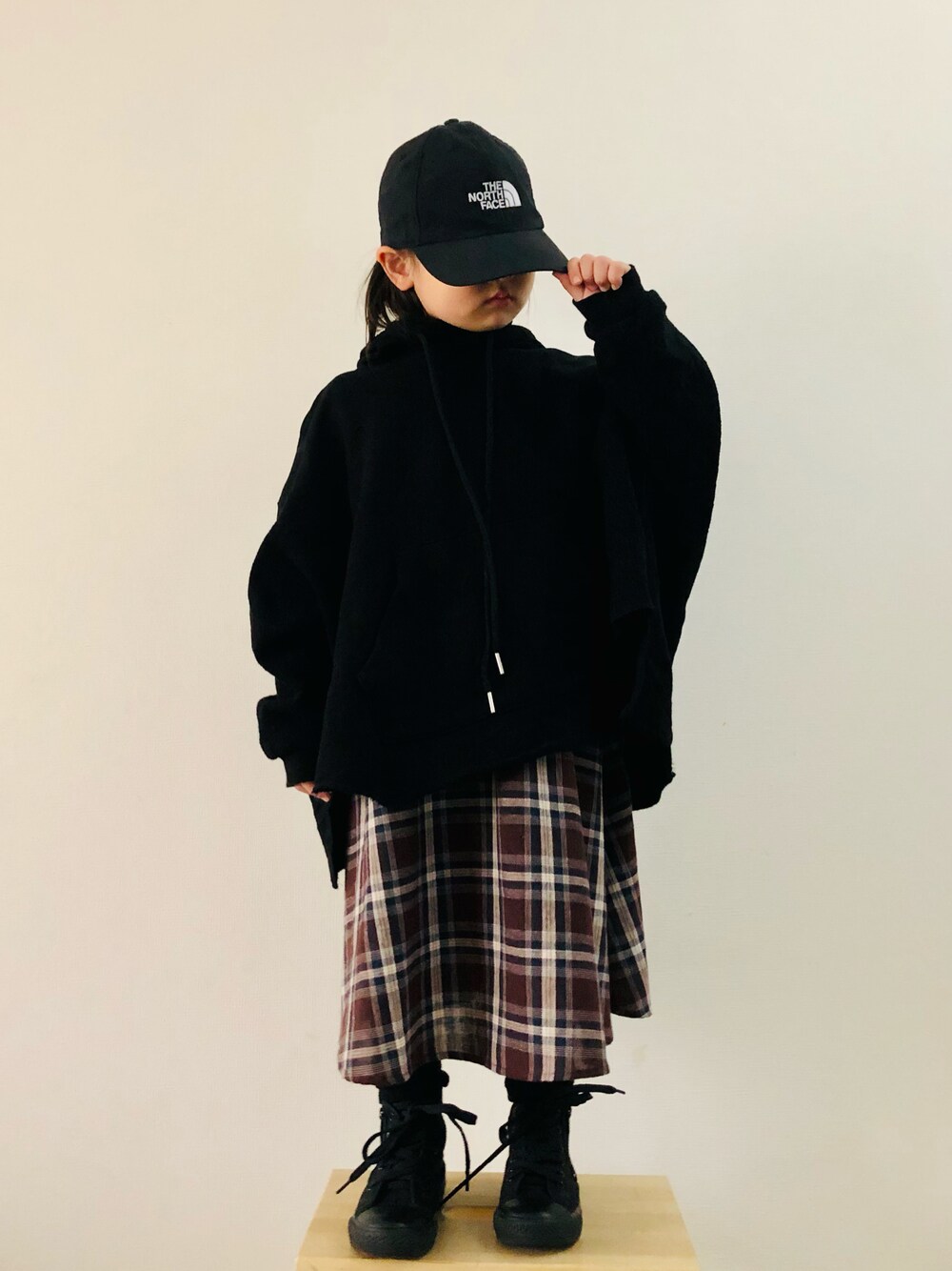 「カジュアル、シンプル、キャップ、パーカー、スニーカーコーデ、THE NORTH FACE、チェックスカート、ハイカットスニーカー、女の子コーデ、チェック柄に恋してる、チェッカーず2021、未来のWEARISTAプロジェクト、モード」｜「THE NORTH FACEのザ・ノース・フェイス キャップ YOUTH HORIZON HAT The North Face（キャップ、ブラック系）」を使った、syun★さん（キッズ・120cm）の冬コーディネートの1枚目の写真