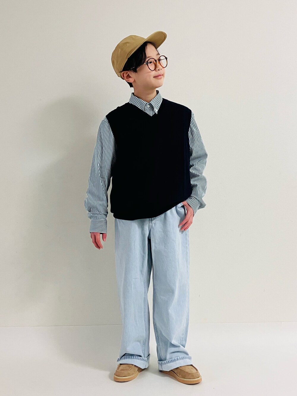 「春めき満開コーデ、ベスト、デニム、ストライプシャツ、キャップ、淡色コーデ、めがね、春コーデ、小学生」｜「NEW ERAの[ 別注 ][ ニューエラ ] NEW ERA SC 撥水 パッカブル キャップ（キャップ、ベージュ系）」を使った、syun★さん（キッズ・133cm）の春コーディネートの1枚目の写真
