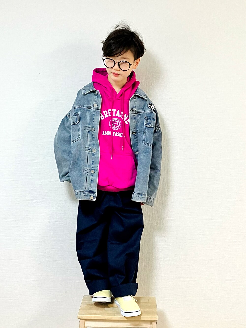 「春服デビュー宣言、ほめられ本命コーデ、春コーデ、デニム、デニムジャケット、ワイドパンツ、パーカー、フーディー、スウェット、スニーカー、めがね、キッズファッション、韓国子供服、ジャケット」｜「hapicoco_closetのアイテム（パーカー、ピンク系）」を使った、syun★さん（キッズ・131cm）の冬コーディネートの1枚目の写真