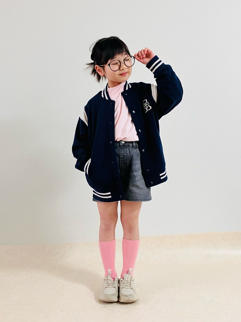 「デニム、ストリート、ストリートMIX、春服、春服みてみて、春服デビュー宣言、春コーデ、ピンク、スタジャン、めがね」｜「UNIQLOのアイテム（スタジャン、ブルー系）」を使った、syun★さん（キッズ・136cm）の春コーディネートの1枚目の写真