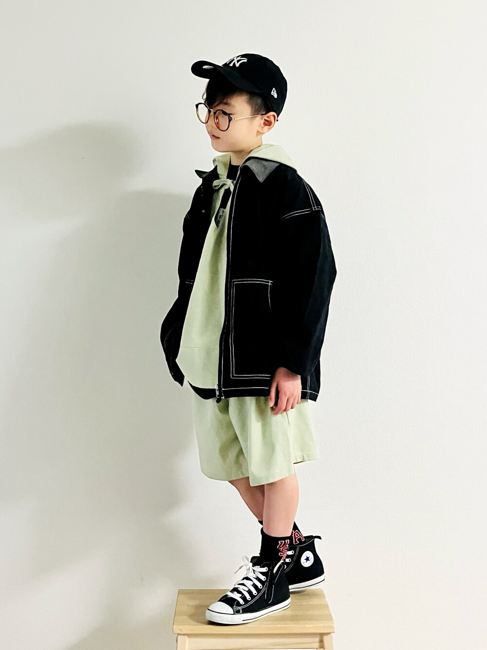 「キッズコーデ、スニーカー、ジャケット、ストリート、春コーデ、キャップ、プチプラ、春服みてみて、ワイドパンツ、休日スタイル、めがね」｜「NEW ERAの【NEW ERA】キッズ Youth 9TWENTY MLB [BSC]（キャップ、ブラック系）」を使った、syun★さん（キッズ・131cm）の春コーディネートの1枚目の写真