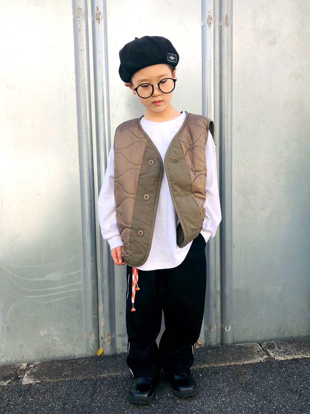 「ブーツ、カジュアル、ベレー帽、ベスト、キッズコーデ、メガネ男子、ストリートカジュアル、小学生、ベスト×シャツ」｜「the_otogibanashi_supplyのアイテム（ハンチング/ベレー帽、ブラック系）」を使った、syun★さん（キッズ・120cm）の秋コーディネートの1枚目の写真