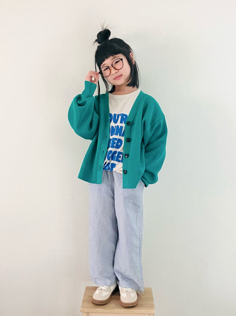 「カーディガン、サロペット、Tシャツ、春色、春色コーデ、めがね、半袖、女の子」｜「THE SHOP TK のVネックショートカーデ【洗濯機OK】（カーディガン/ボレロ、グリーン系）」を使った、syun★さん（キッズ・133cm）の春コーディネートの1枚目の写真