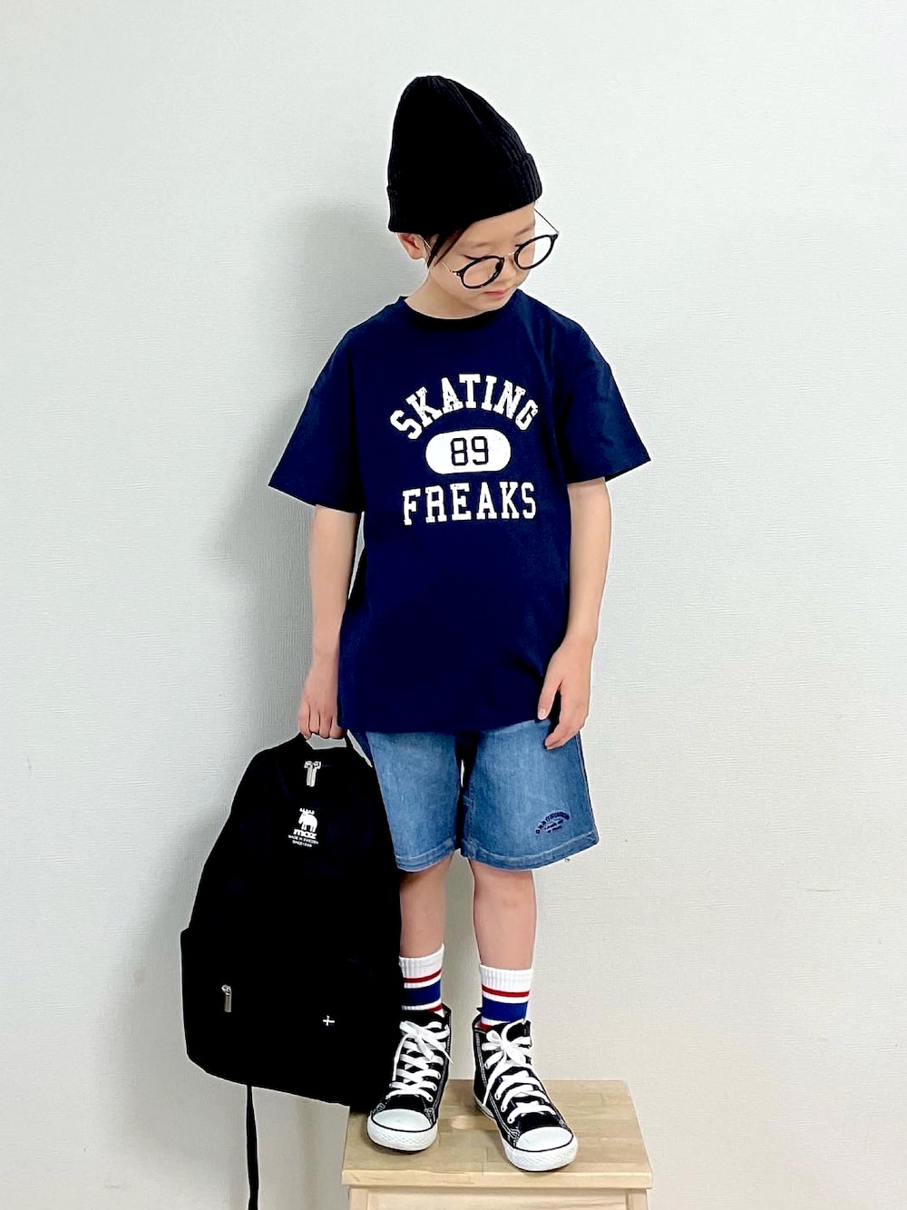 「真夏のアクティブスタイル、キッズコーデ、リュック、ハイカット、ボーダーソックス、デニムパンツ、デニムハーフパンツ、ハーフパンツ、ビーニー、夏だ！Tシャツ着よう！、アウトドアスタイル、フェス、レジャースタイル、レジャー」｜「NANO universeの：ＴＨＥ　ＢＥＡＮＩＥ（ニットキャップ/ビーニー、ブラック系）」を使った、syun★さん（キッズ・126cm）の夏コーディネートの1枚目の写真
