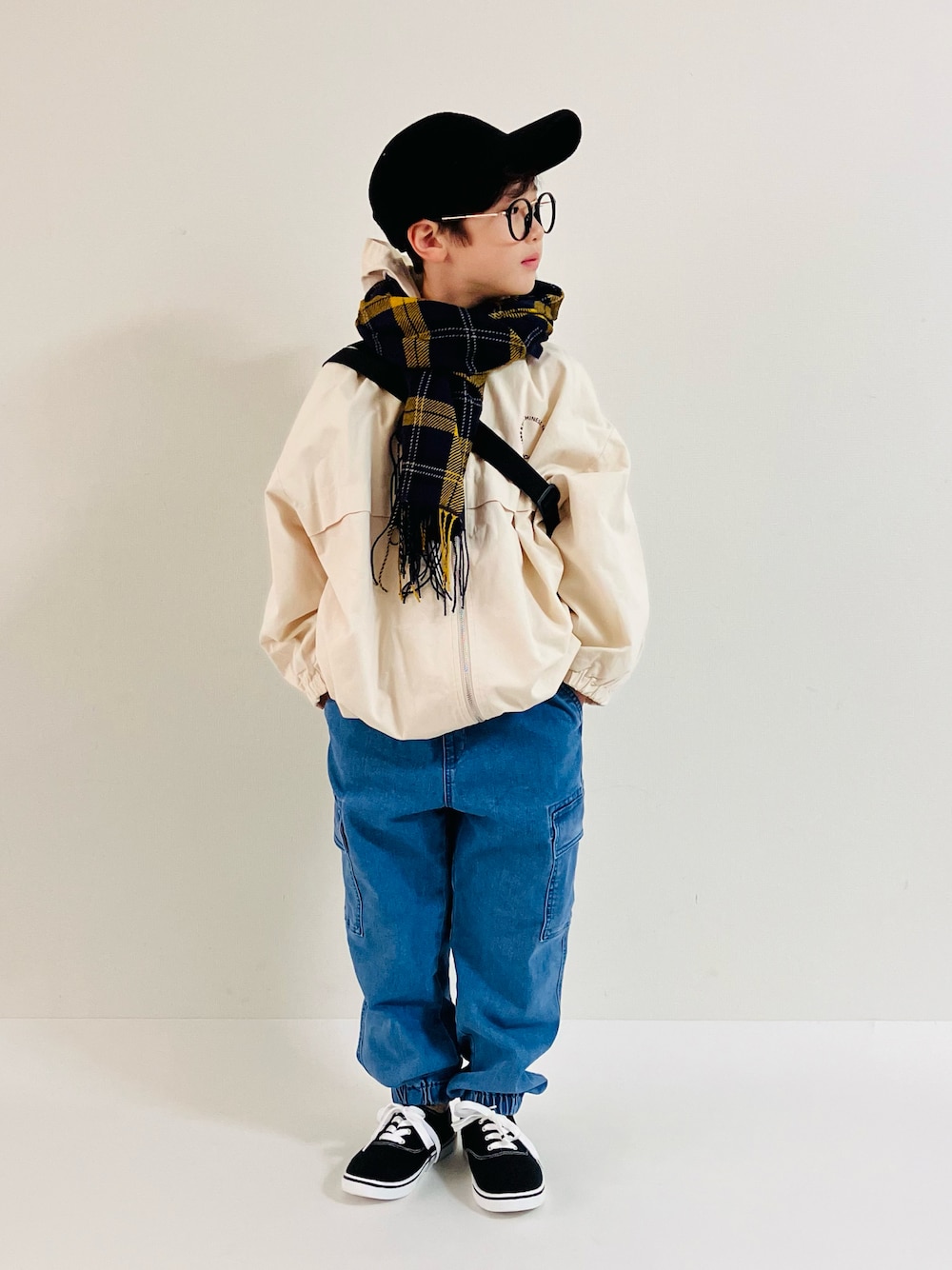 「新星WEARISTAにエントリー、マフラー、キャップ、レイヤードスタイル、韓国子供服、スニーカー、冬アウター、チェック、休日スタイル、カジュアルコーデ、ゆったりコーデ、チェッカーず2023」｜「UNIQLOのアイテム（キャップ、ブラック系）」を使った、syun★さん（キッズ・136cm）の冬コーディネートの1枚目の写真