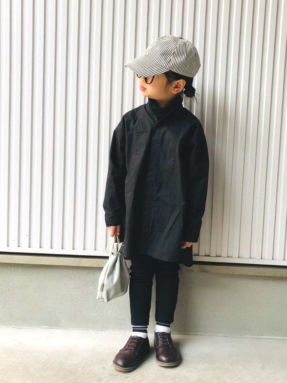 「ワントーンコーデ、モノトーン、むすめ服、むすこーで、ローリーズファーム(LOWRYS FARM)、シャツスタイル、キャップ、めがね、ポーチ」｜「LOWRYS FARMのコットンツイルＣＡＰ　939780（キャップ、その他）」を使った、syun★さん（キッズ・120cm）の冬コーディネートの1枚目の写真