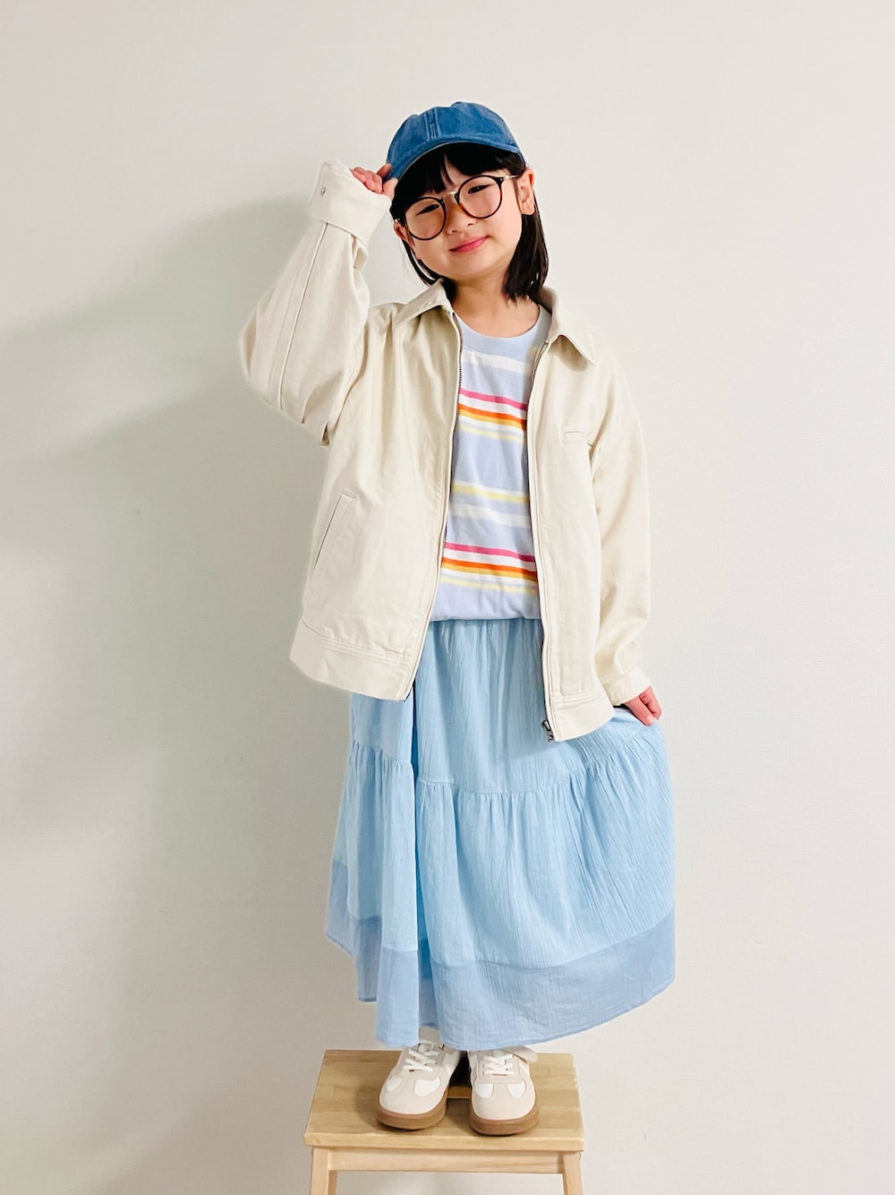 「春めき満開コーデ、ジャケット、ワンピース、ボーダー、淡色コーデ、デニムキャップ」｜「UNIQLOのアイテム（キャップ、ブルー系）」を使った、syun★さん（キッズ・133cm）の春コーディネートの1枚目の写真