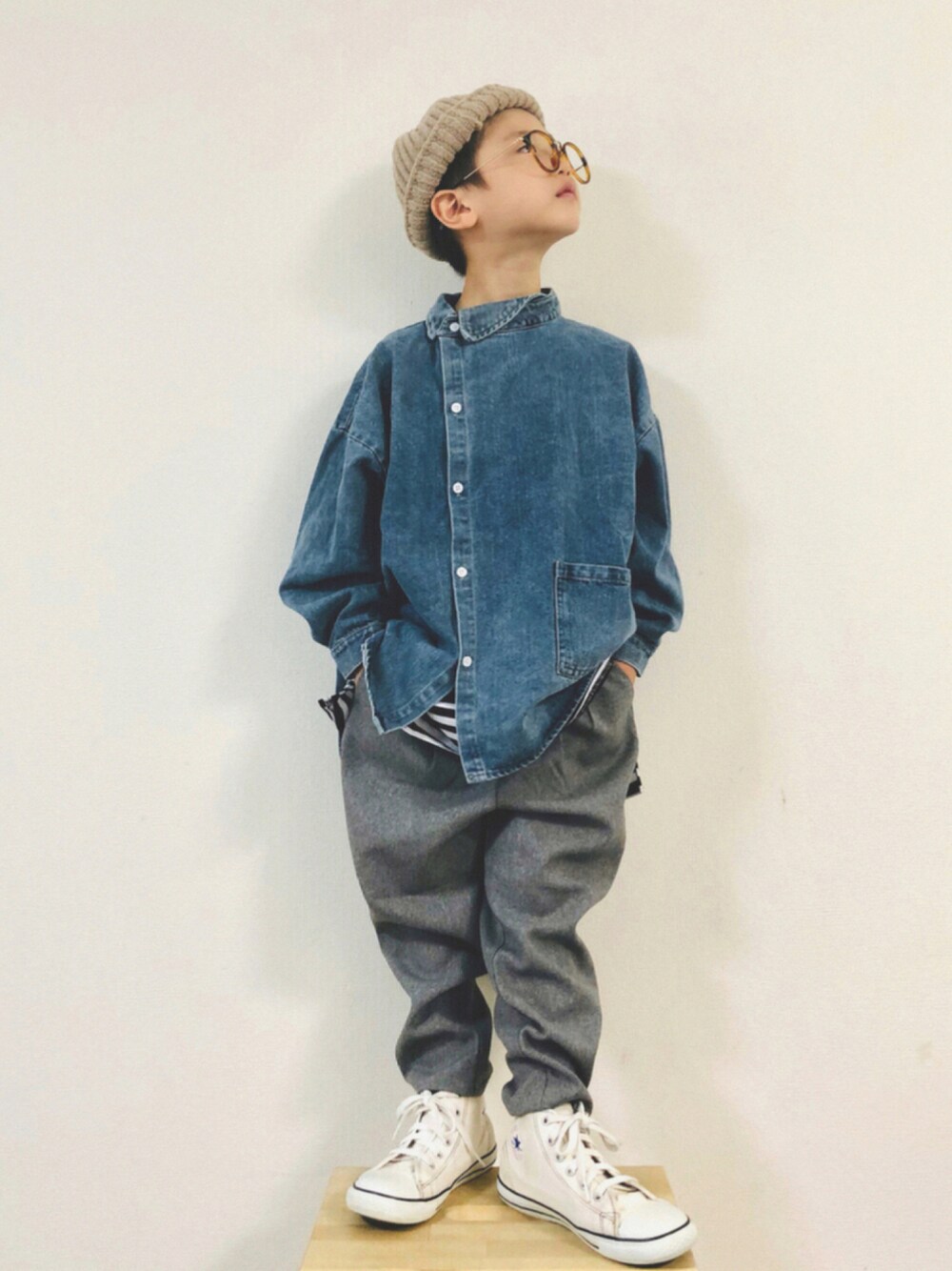 「グレー、ニット帽、デニムシャツ、白スニーカー、スラックスパンツ、ラブアンドピース2021、秋服準備はじめました」｜「the_otogibanashi_supplyのアイテム（シャツ/ブラウス、ブルー系）」を使った、syun★さん（キッズ・120cm）の秋コーディネートの1枚目の写真