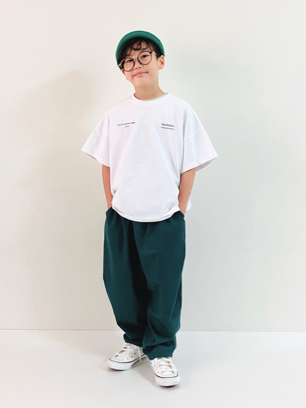 「みんなの白Tフェス、夏コーデ、シンフルコーデ、ストリート、夏だ！Tシャツ着よう！、小学生、めがね」｜「yieldの【PixyPlanet】Kids Plane Acrylic Watch （キッズ/子供用） RCL-1970K（ニットキャップ/ビーニー、グリーン系）」を使った、syun★さん（キッズ・135cm）の夏コーディネートの1枚目の写真