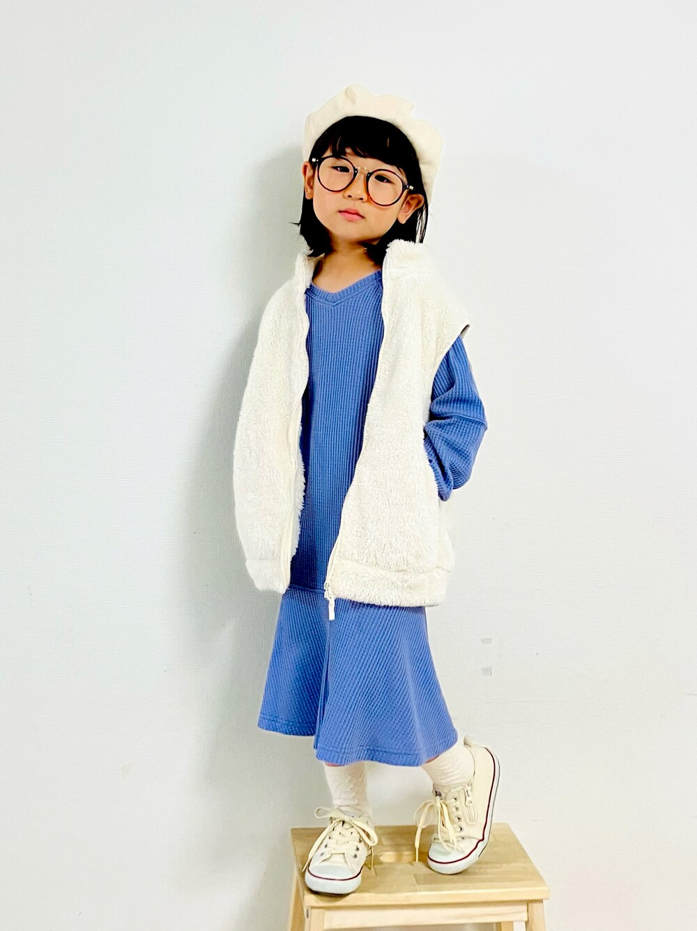「ワンピース、ベスト、ボリューム袖、マーメイドスカート、UNIQLO、ティピーコーデ、スニーカー、ベレー帽、女の子コーデ、シンプル」｜「the_otogibanashi_supplyのアイテム（ハンチング/ベレー帽、ブラック系）」を使った、syun★さん（キッズ・130cm）の秋コーディネートの1枚目の写真