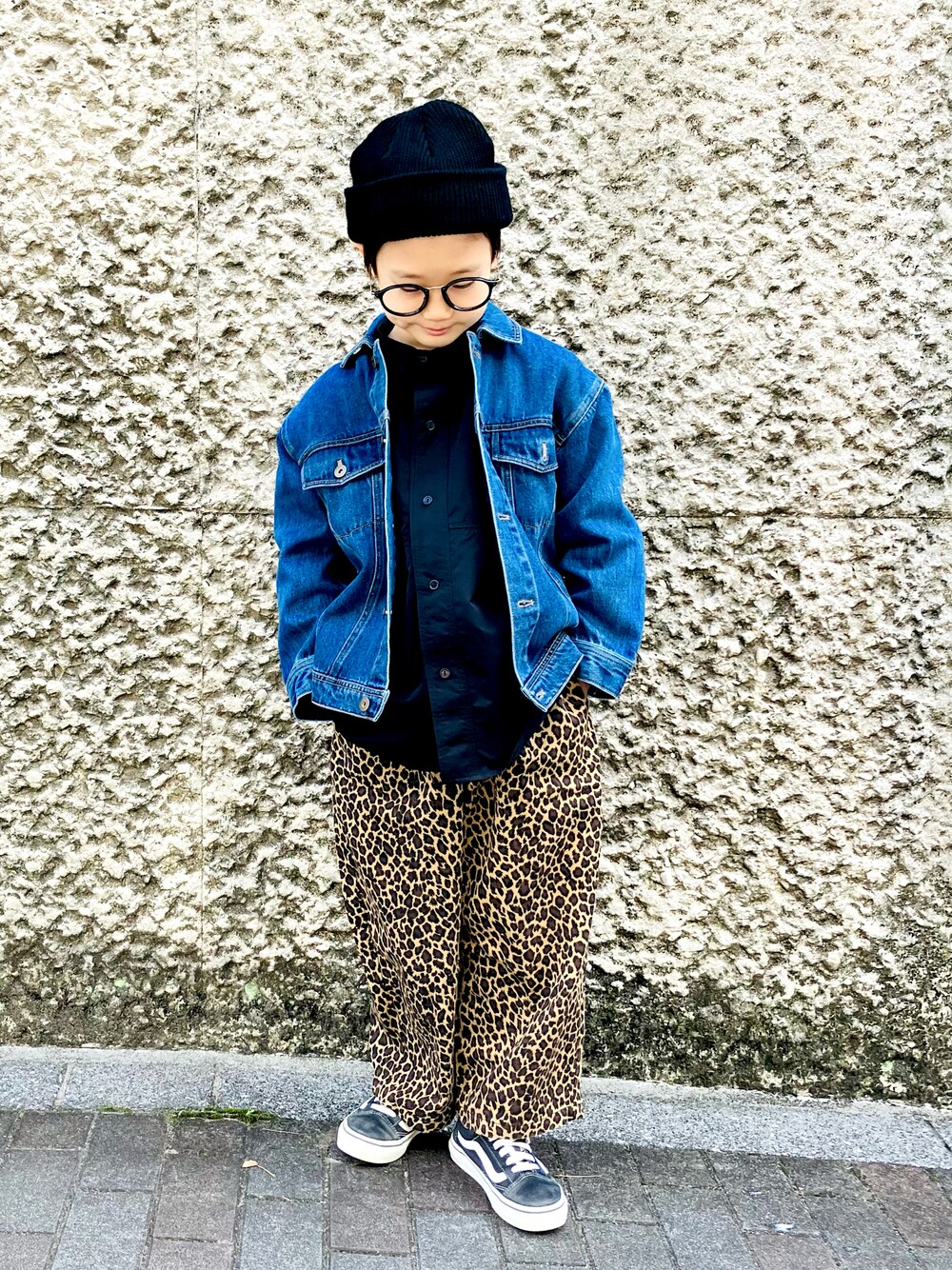 「WEARハロウィン2022、休日スタイル、ビッグシルエット、デニム、ニットキャップ、ニット帽、シャツ、シャツスタイル、むすこーで、秋コーデ、おとこのこ」｜「CIAOPANIC TYPYの【KIDS】甘織デニムGジャン（デニムジャケット、ブルー系）」を使った、syun★さん（キッズ・130cm）の秋コーディネートの1枚目の写真