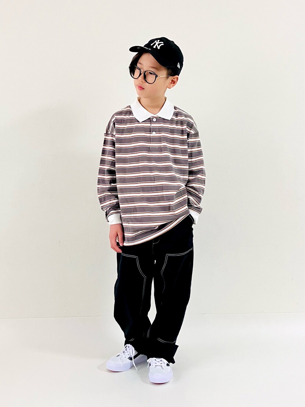 ベージュ系のTシャツ/カットソー、ホワイト系のスニーカー、ベージュ系の福袋/福箱を着用したキッズの夏コーディネートの1枚目の写真