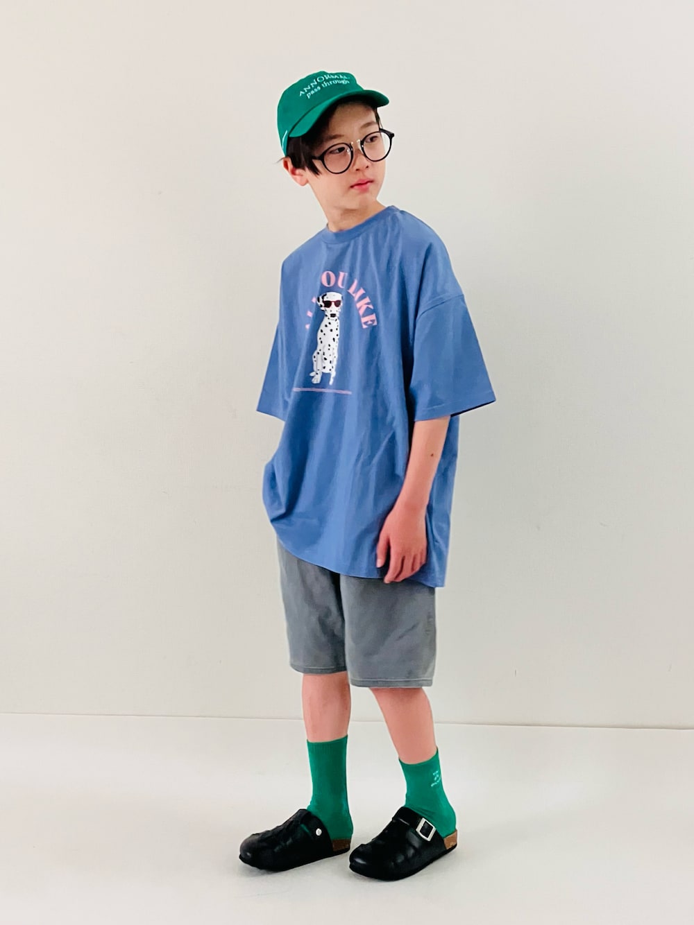 「ハーフパンツ、ワイドパンツ、カラーコーデ、カラーTシャツ、Tシャツ、キャップ、サンダル、めがね」｜「CIAOPANIC TYPYの【プチプラ】LOGO刺繍キャップ（キャップ、グリーン系）」を使った、syun★さん（キッズ・141cm）の夏コーディネートの1枚目の写真