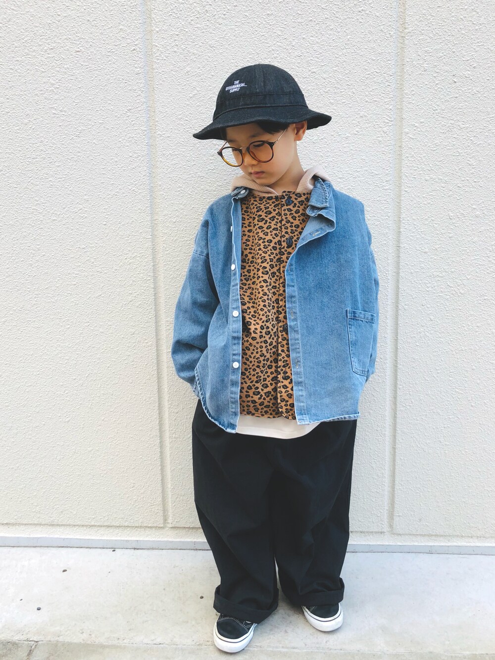 「スニーカー、VANS、レオパード、ストリート、ハット、デニムシャツ、休日コーデ、男の子、着回しコーデ」｜「the_otogibanasgi_supplyのアイテム（ハット、ブラック系）」を使った、syun★さん（キッズ・120cm）の秋コーディネートの1枚目の写真