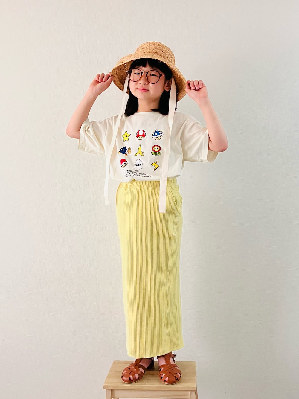 「白シャツ、柄シャツ、ロングスカート、麦わら帽子、麦わらハット、マリオ、サンダル、めがね、きれいめカジュアル」｜「@riziere_officialのアイテム（帽子、ベージュ系）」を使った、syun★さん（キッズ・141cm）の夏コーディネートの1枚目の写真