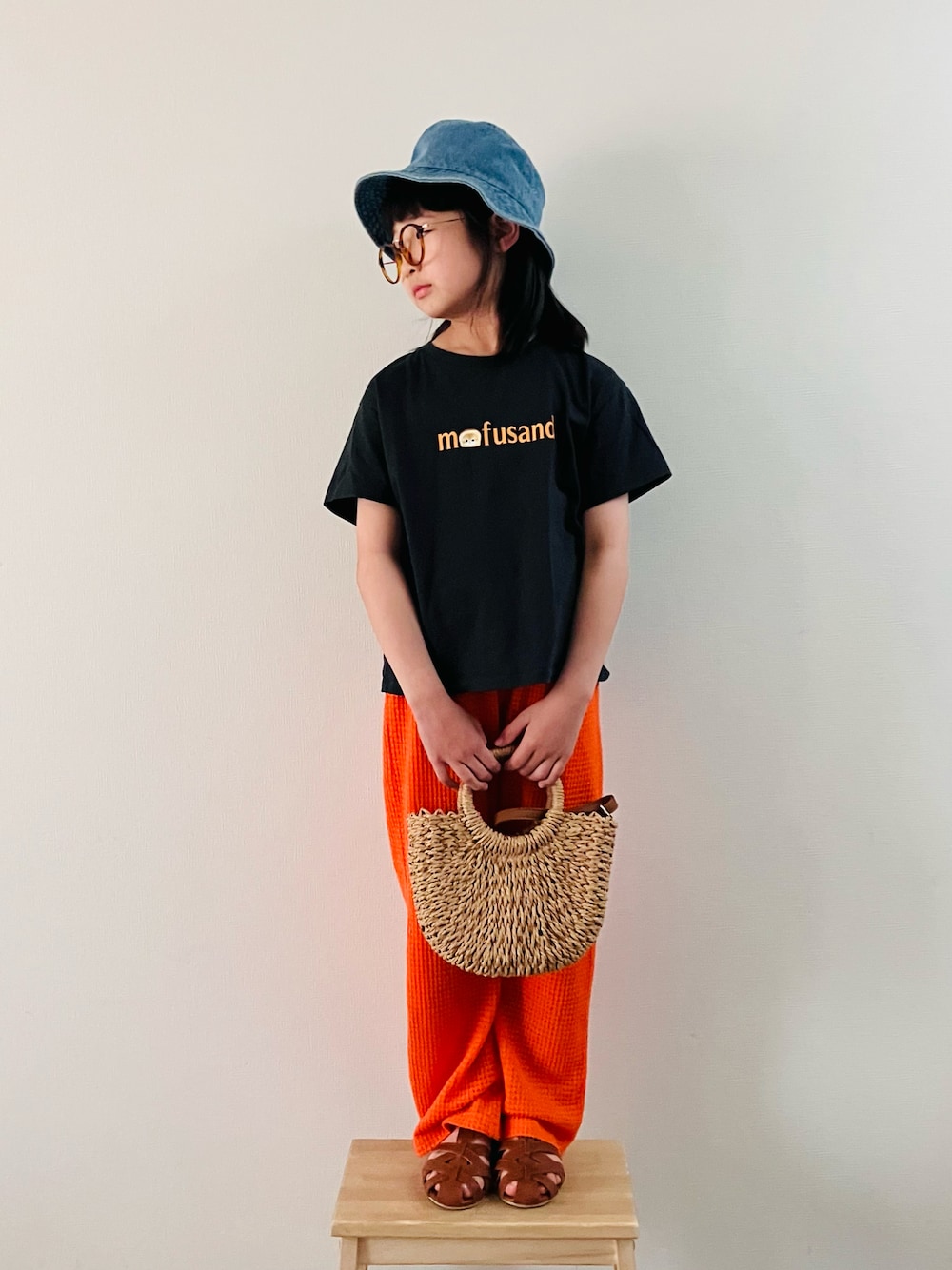 「やっぱり帽子が好き、サンダル、カラーパンツ、かごバッグ、ショルダーバッグ、夏コーデ、ハット、めがね、Tシャツ」｜「LOWRYS FARMのウォッシュバケットＨＡＴ　 994382（ハット、ブルー系）」を使った、syun★さん（キッズ・141cm）の春コーディネートの1枚目の写真