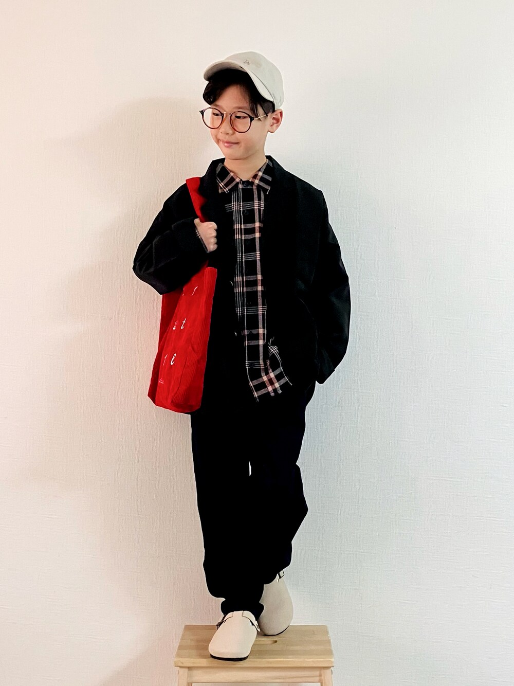 「秋っぽコーデ更新中、めがね、レイヤードスタイル、メガネ男子、テーラードジャケット、ジャケット、ジャケットスタイル、シャツスタイル、コーデュロイ」｜「NEW ERAの【別注】＜NEW ERA (ニューエラ)＞MLB キャップ2（キャップ、ベージュ系）」を使った、syun★さん（キッズ・140cm）の秋コーディネートの1枚目の写真