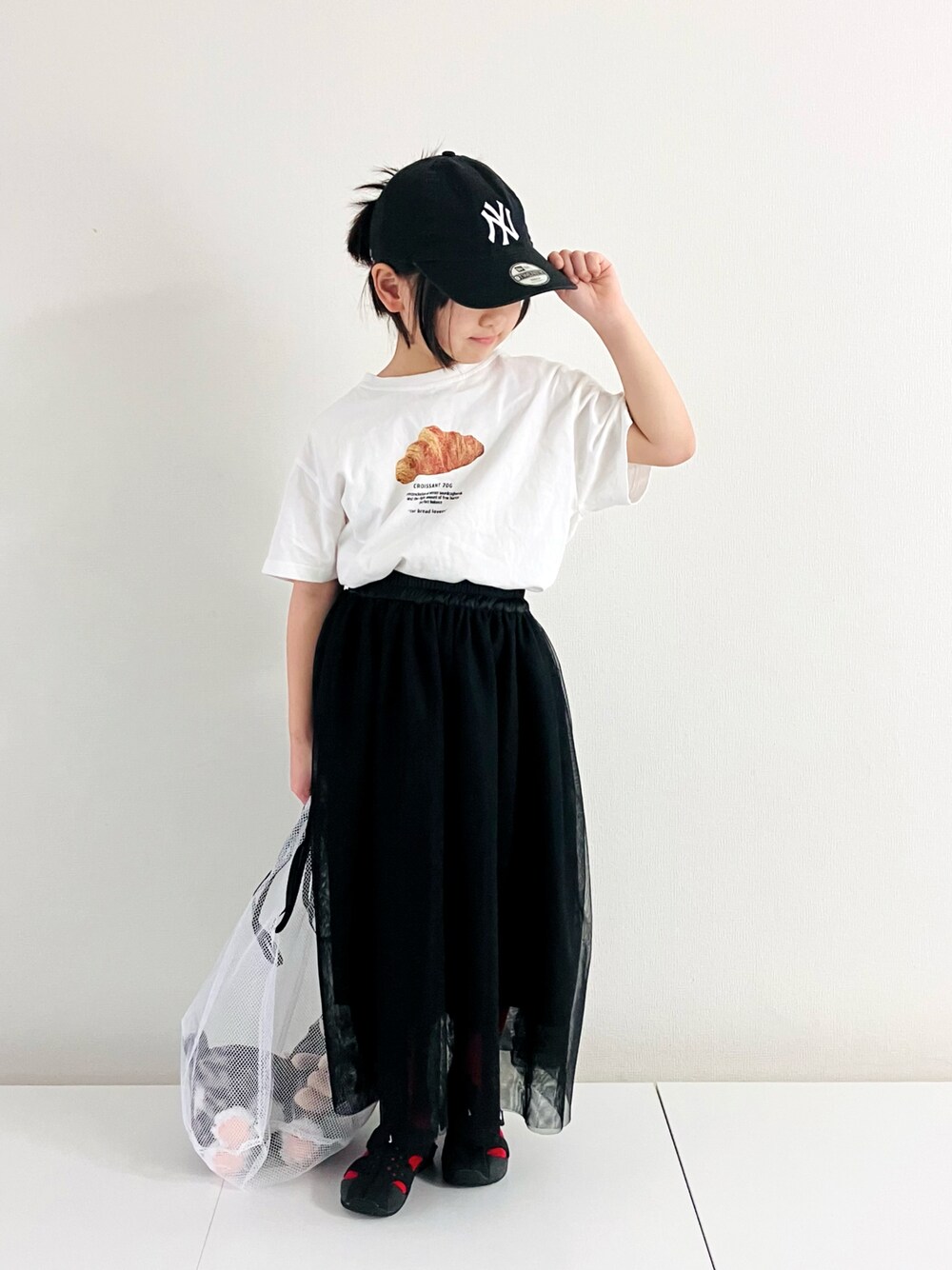 「春夏コーデ、カジュアルコーデ、キャップ、モノトーン、メッシュバッグ、サンダル、Tシャツ、白Tシャツ、女の子ファッション、キャップ女子、グルカサンダル、初夏、半袖、シンプルコーデ」｜「NEW ERAの【NEW ERA】キッズ Child 9TWENTY MLB [BSC]（キャップ、ブラック系）」を使った、syun★さん（キッズ・135cm）の春コーディネートの1枚目の写真