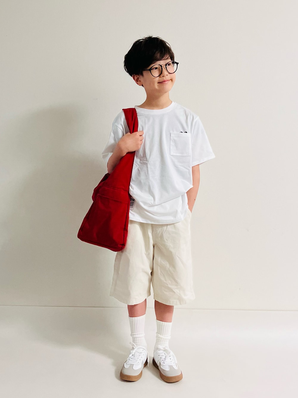 「ワントーンコーデ、白シャツ、ハーフパンツ、めがね、ワントーン、スニーカー、ホワイトコーデ、淡色コーデ、ショルダーバッグ」｜「UNIQLOのアイテム（Tシャツ/カットソー、ホワイト系）」を使った、syun★さん（キッズ・141cm）の春コーディネートの1枚目の写真