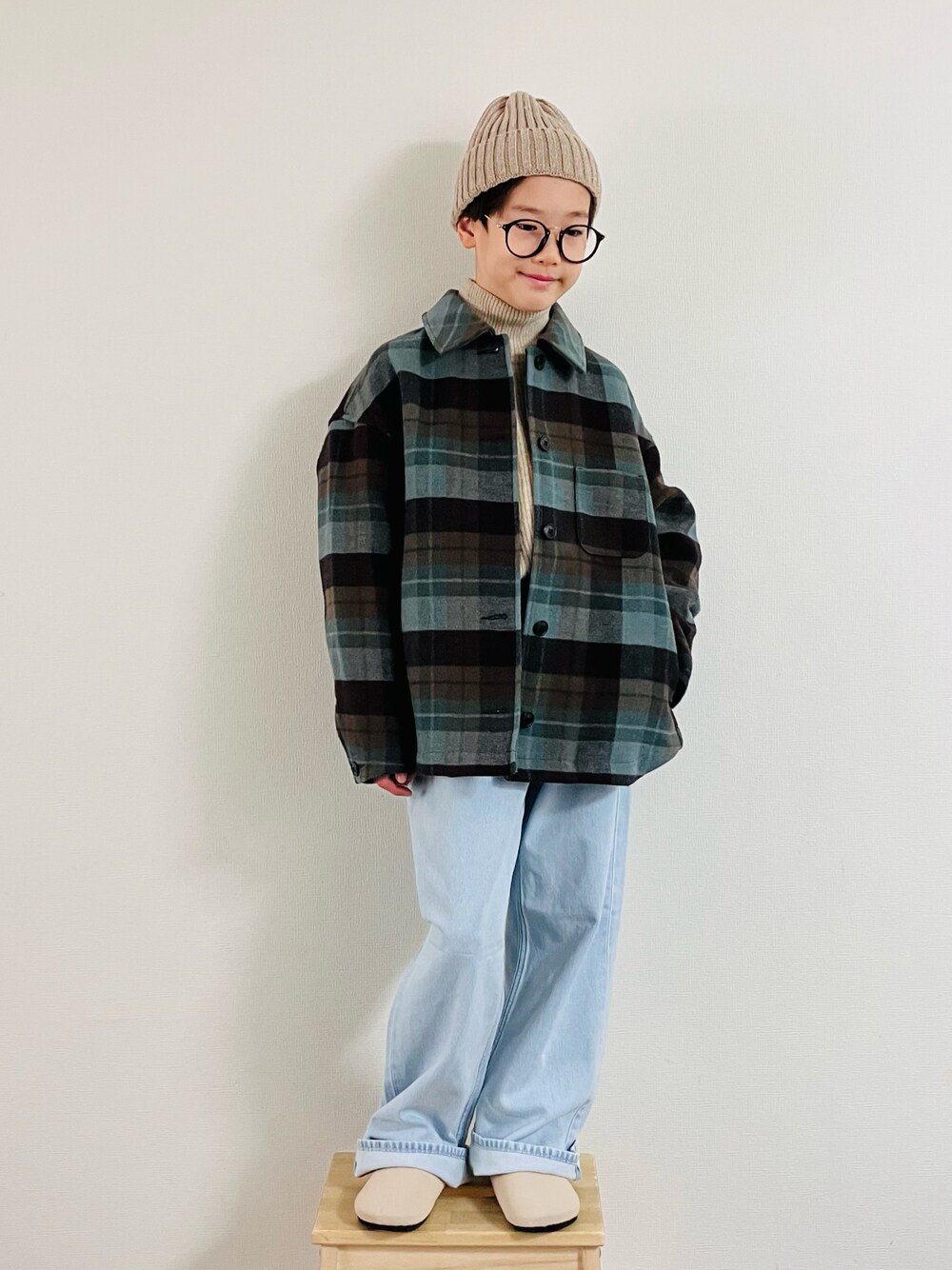 「クリスマスに着たい服、冬アウター、あったかコーデ、タートルネック、ニット、セーター、デニム、めがね、チェック」｜「UNIQLOのアイテム（ブルゾン、グリーン系）」を使った、syun★さん（キッズ・140cm）の冬コーディネートの1枚目の写真