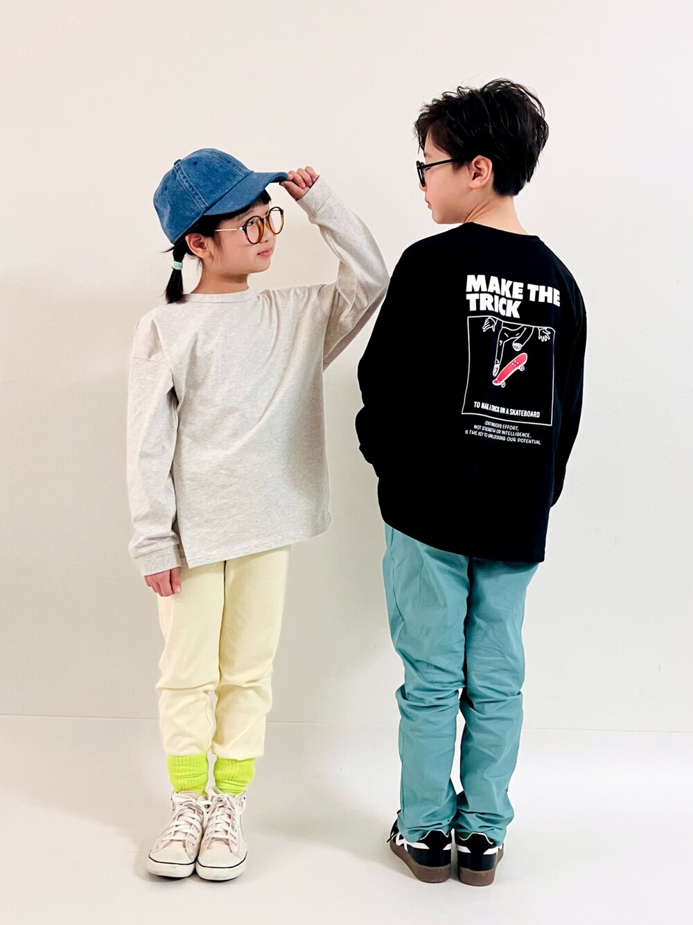 「おそろいコーデ、レギンス、ロンT、キャップ、スニーカー、めがね、カラフル、モノトーン、春色」｜「UNIQLOのアイテム（キャップ、ブルー系）」を使った、syun★さん（キッズ・141cm）の冬コーディネートの1枚目の写真