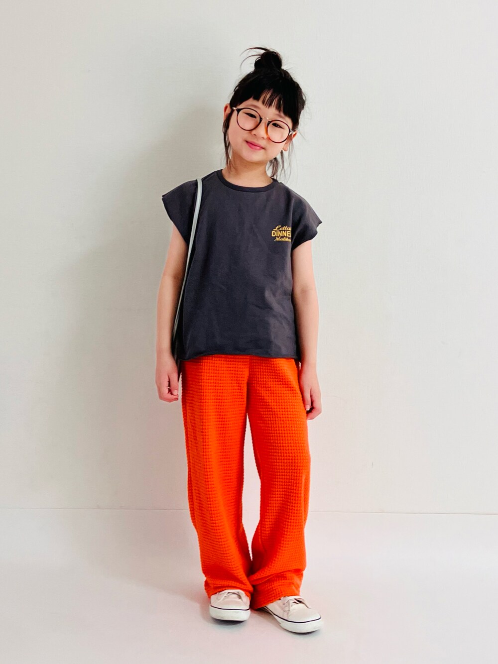 「夏コーデ、アツいコーデ全部見せ、スニーカー、休日スタイル、テーマパークコーデ、めがね」｜「CIAOPANIC TYPYの【KIDS】ミニ裏毛プリントセットアップ（セットアップ、グレー系）」を使った、syun★さん（キッズ・140cm）の夏コーディネートの1枚目の写真