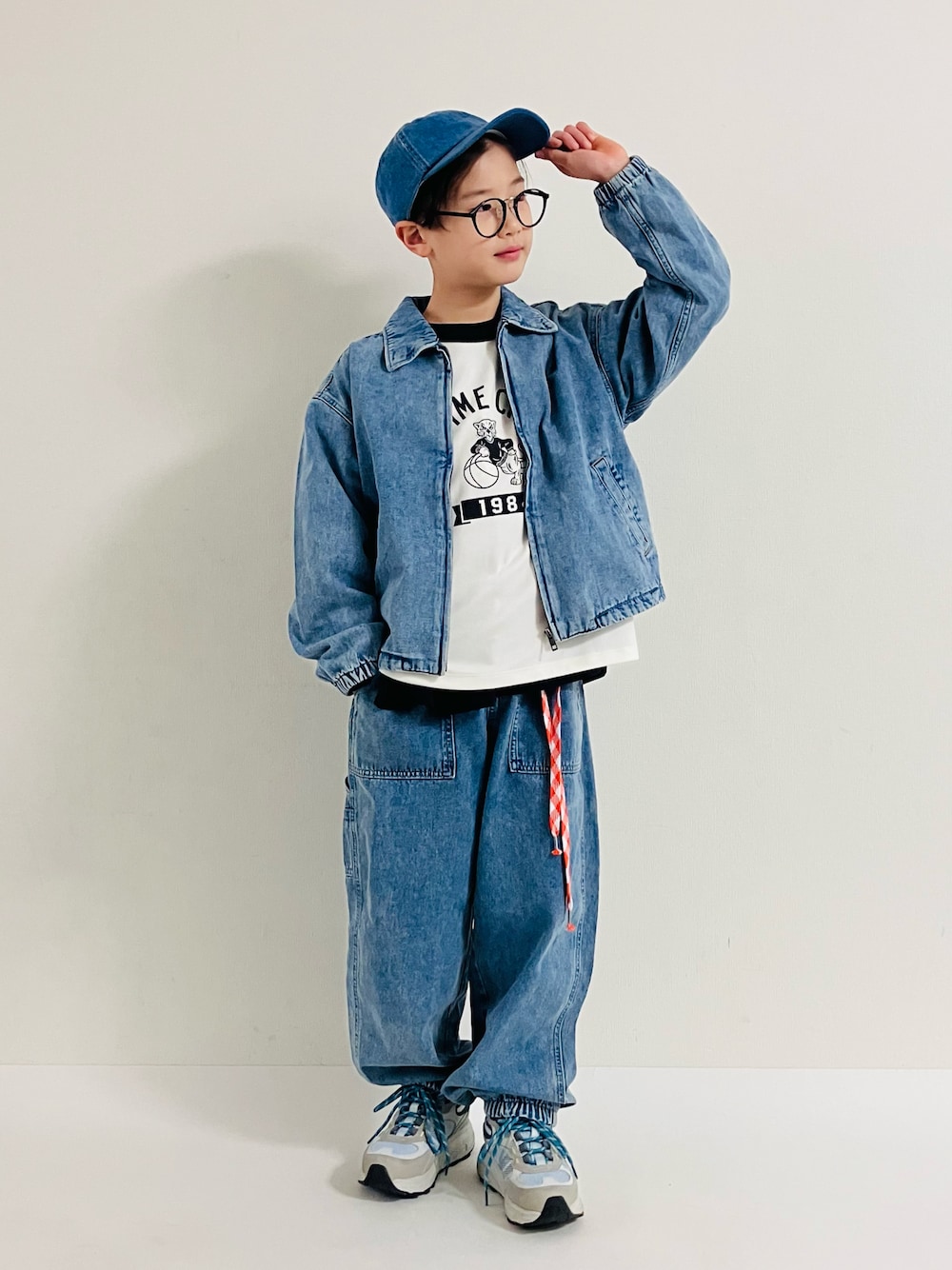 「デニム、デニムパンツ、デニムジャケット、デニムキャップ、春コーデ、デニデニコーデ、デニムオンデニム、めがね、カジュアル」｜「UNIQLOのアイテム（キャップ、ブルー系）」を使った、syun★さん（キッズ・140cm）の冬コーディネートの1枚目の写真