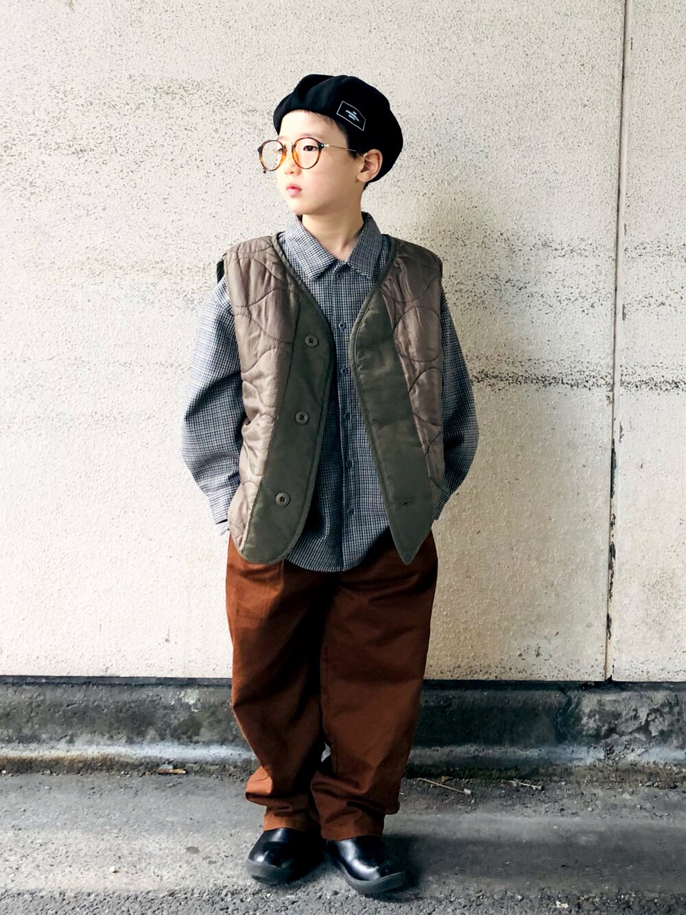 「クリスマスに着たい服、チェック柄に恋してる、キッズファッション、ベレー帽、めがね、ブーツ、ダウンベスト、チェックシャツ」｜「the_otogibanashi_supplyのアイテム（ハンチング/ベレー帽、ブラック系）」を使った、syun★さん（キッズ・120cm）の冬コーディネートの1枚目の写真
