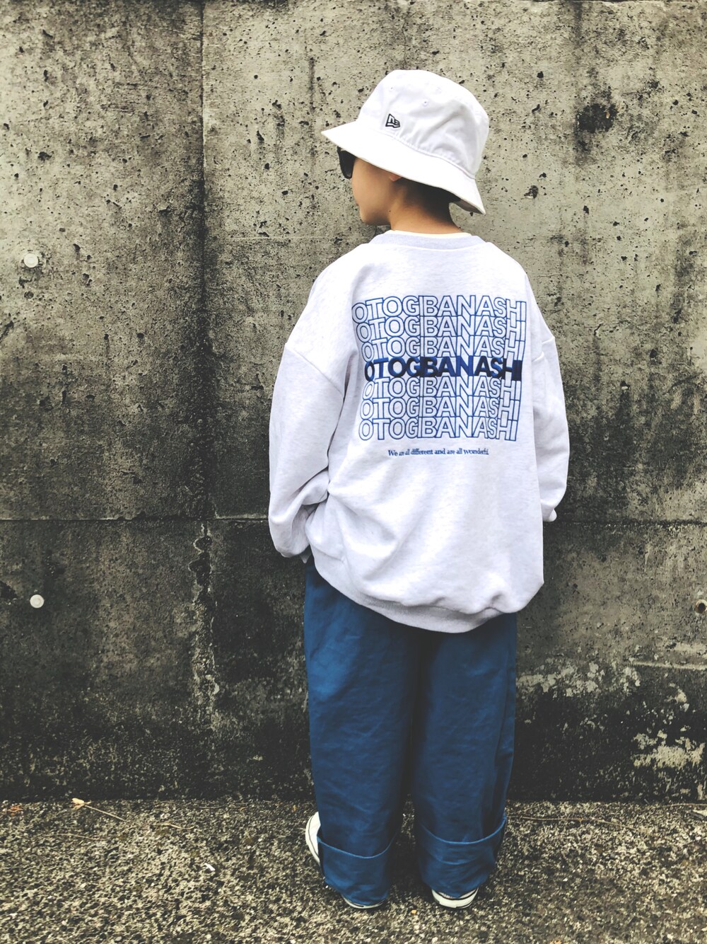 「バケットハット、スウェット、ストリート、カラーパンツ、ハイカットスニーカー、キッズコーデ、おとこのこ、ストリートコーデ」｜「NEW ERAのニューエラ バケットハット BUCKET-01 NEW ERA（ハット、ホワイト系）」を使った、syun★さん（キッズ・120cm）の冬コーディネートの1枚目の写真