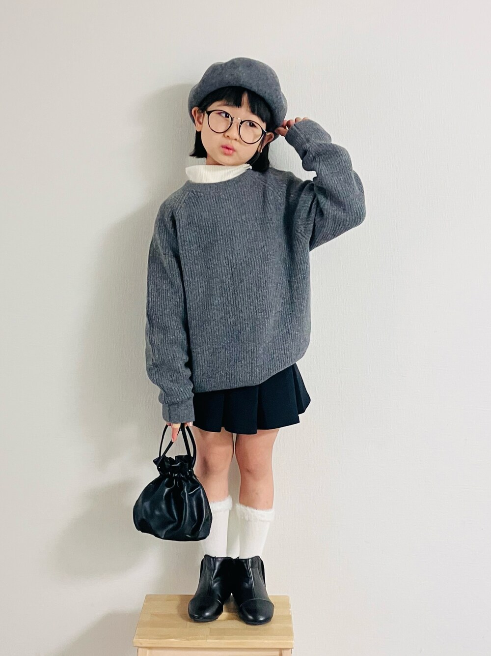 「セーター、ミニバッグ、プリーツスカート、ブーツ、ハイソックス、レイヤードスタイル、タートルネック、真冬のあったかスタイル、カジュアルコーデ、シンプルコーデ、モノトーン、お出かけコーデ」｜「GUのアイテム（ハンチング/ベレー帽、グレー系）」を使った、syun★さん（キッズ・140cm）の冬コーディネートの1枚目の写真